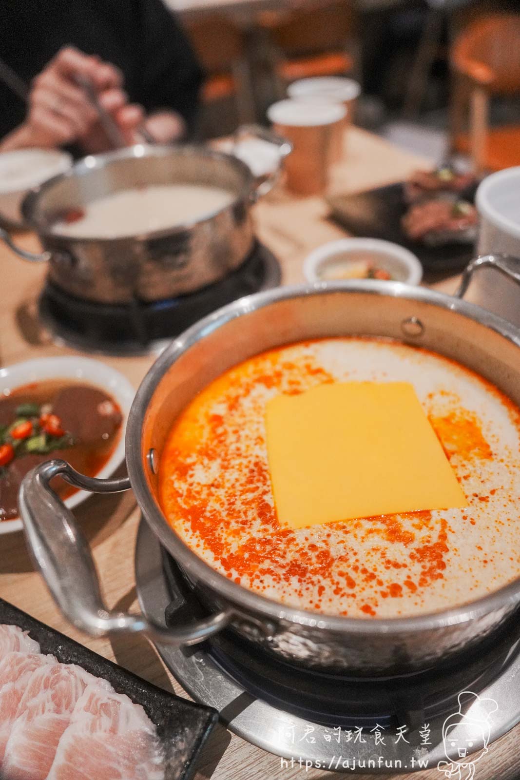 嘉義火鍋推薦,青坐請坐鍋物專科,火車站旁純白鍋物,鮮奶自己倒的厚工美味 - 第17張圖 嘉義火鍋推薦,青坐請坐鍋物專科,火車站旁純白鍋物,鮮奶自己倒的厚工美味