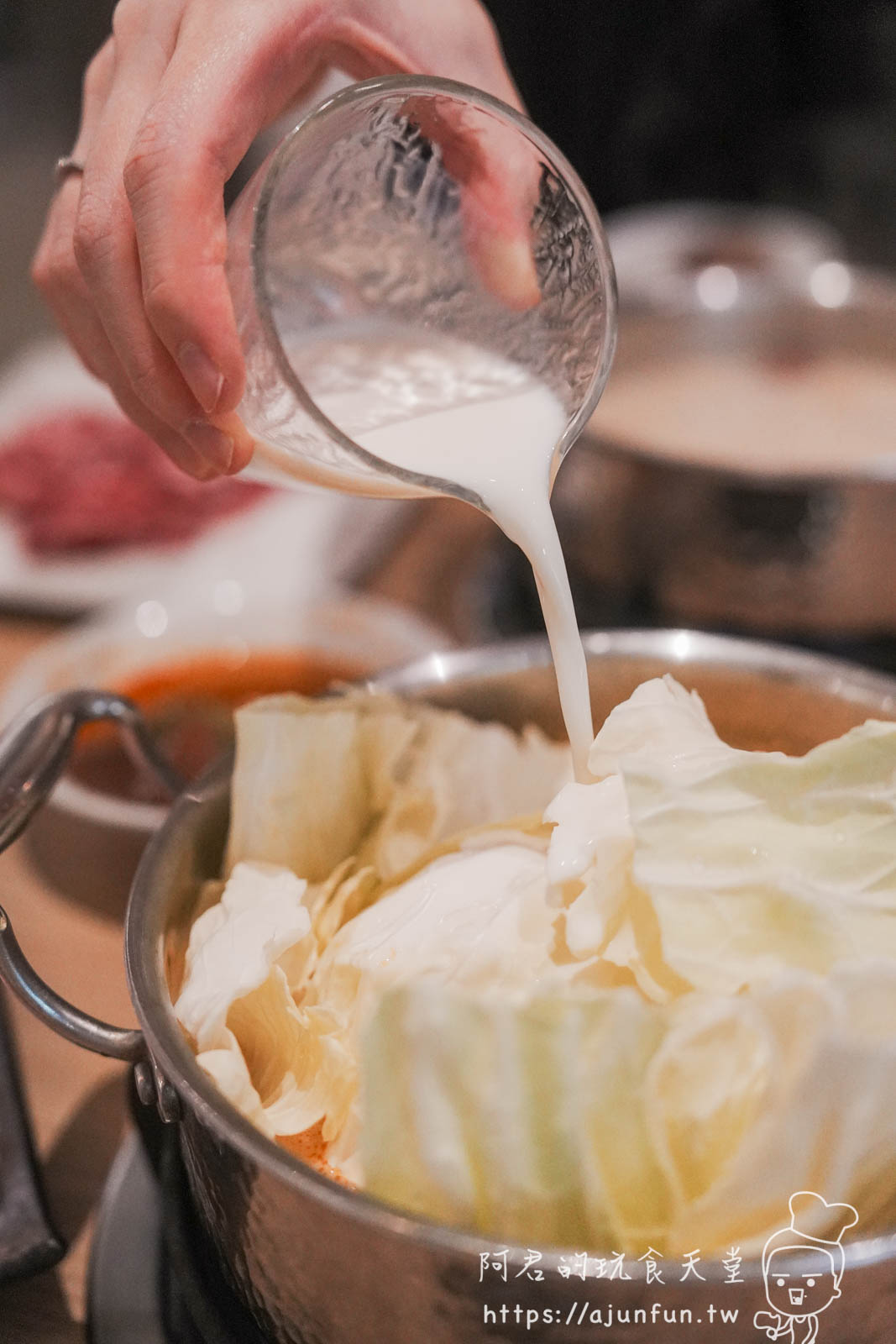 嘉義火鍋推薦,青坐請坐鍋物專科,火車站旁純白鍋物,鮮奶自己倒的厚工美味 - 第16張圖 嘉義火鍋推薦,青坐請坐鍋物專科,火車站旁純白鍋物,鮮奶自己倒的厚工美味