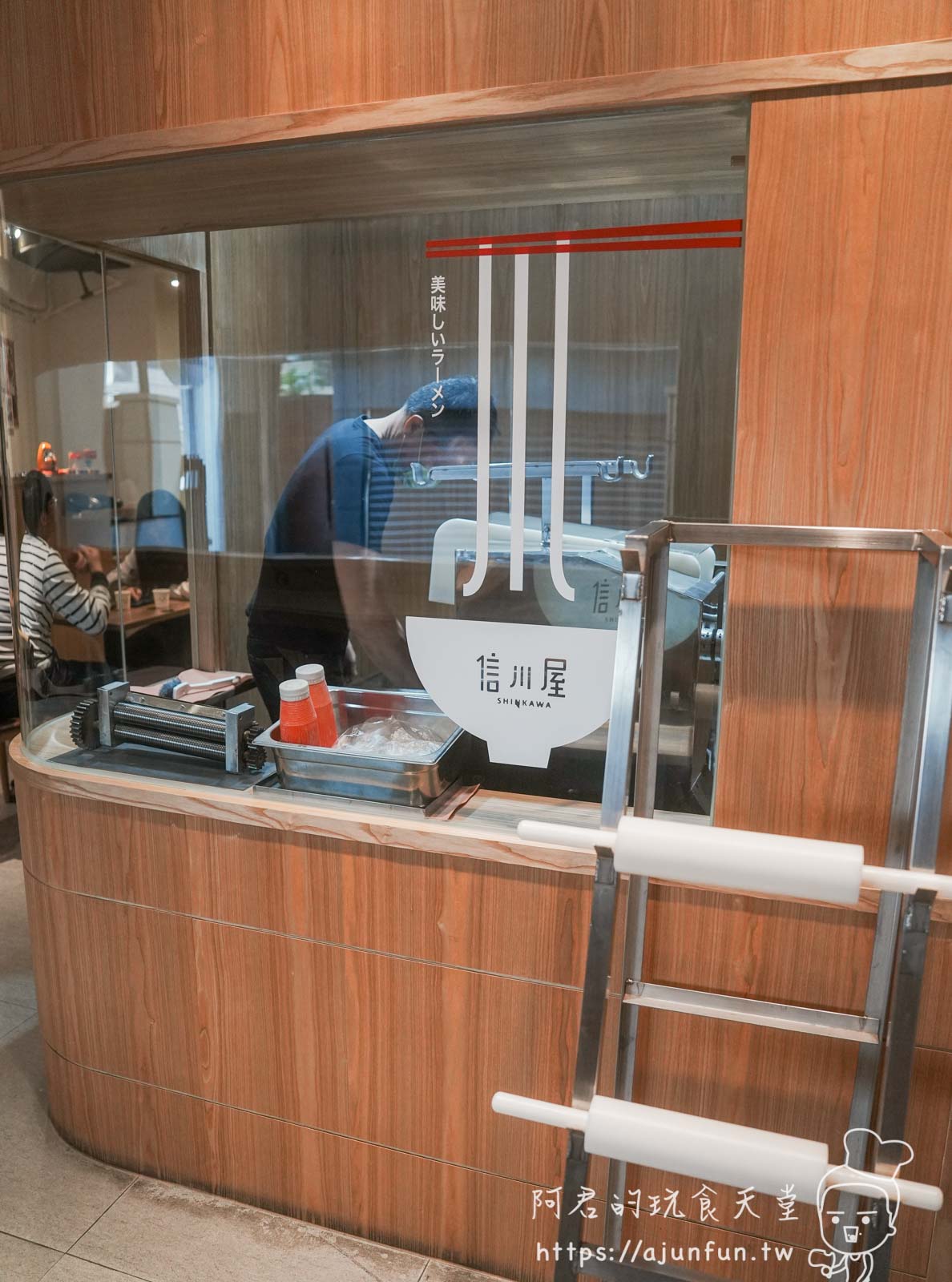 台中勤美美食|信川屋博多豚骨拉麵,除了三久無毒豬還有視覺系七彩麵竟是全天然食材? - 第5張圖 台中勤美美食|信川屋博多豚骨拉麵,除了三久無毒豬還有視覺系七彩麵竟是全天然食材?