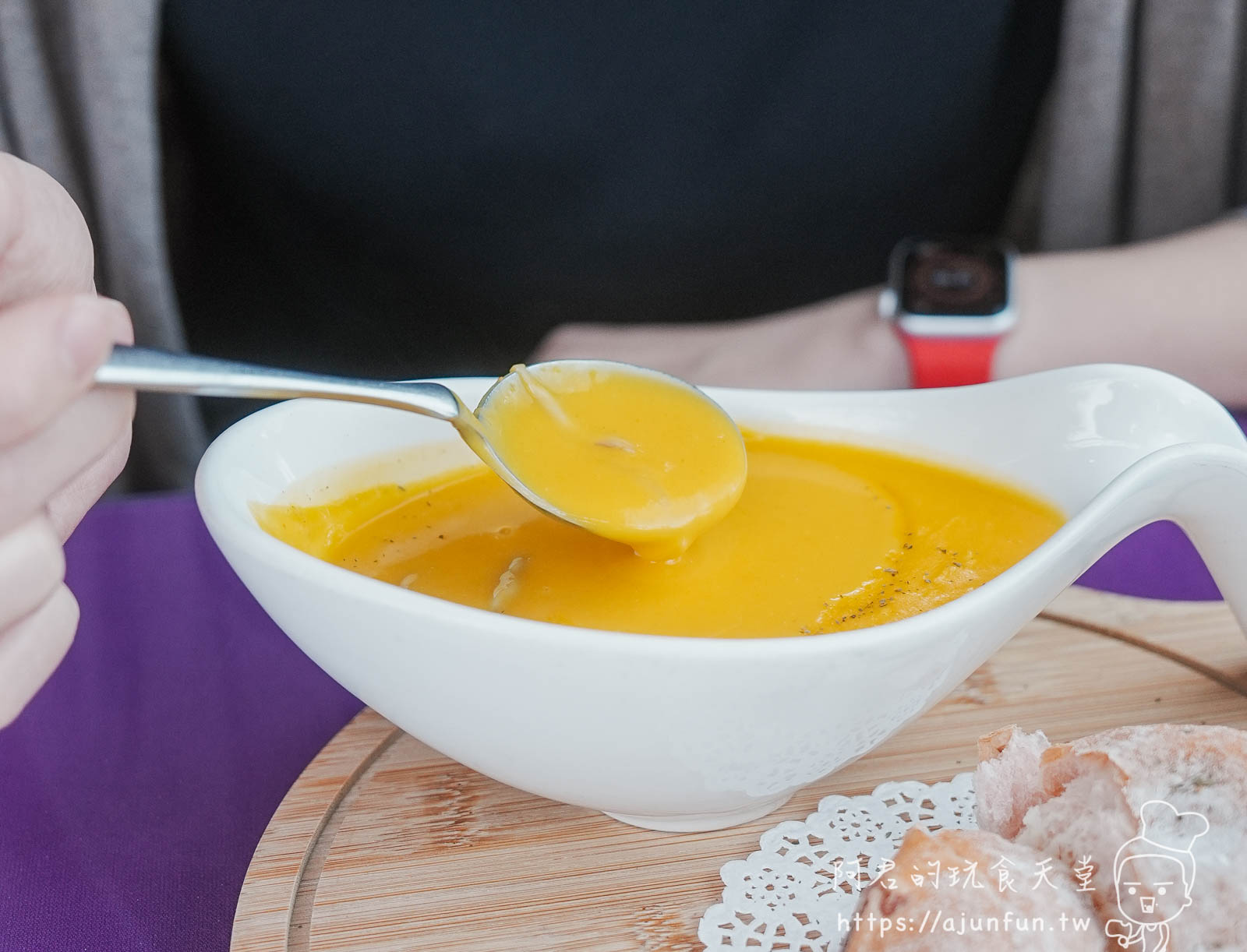 【台中新社】普羅旺斯庭園餐廳，不會暈車的秘境！推薦綠胡椒烤雞與超萌小兔奶凍