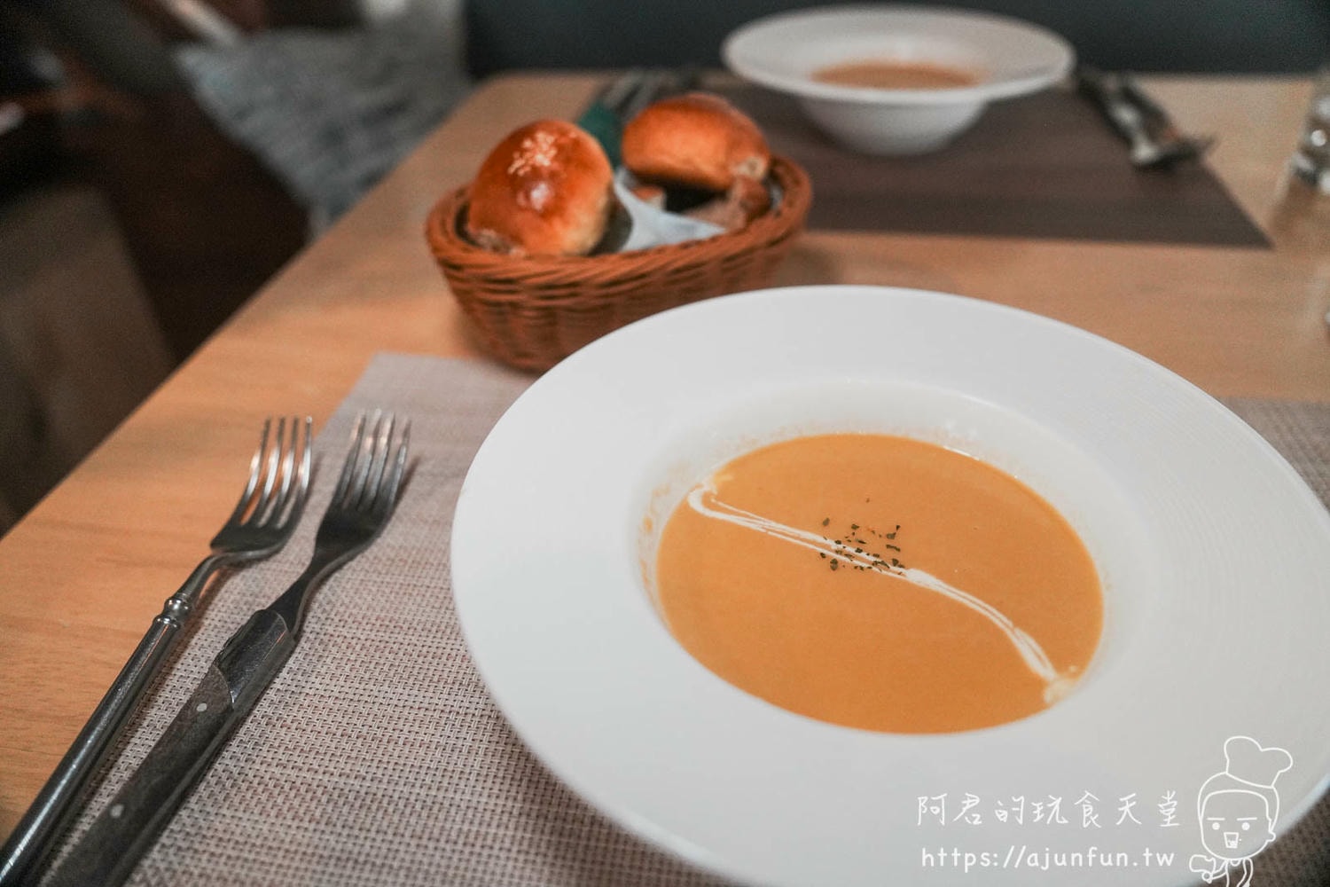 【2026竹北美食】Roast•初 熟成牛排，新竹慶祝餐廳首選！隱身巷弄的純白玻璃屋，Prime級享受