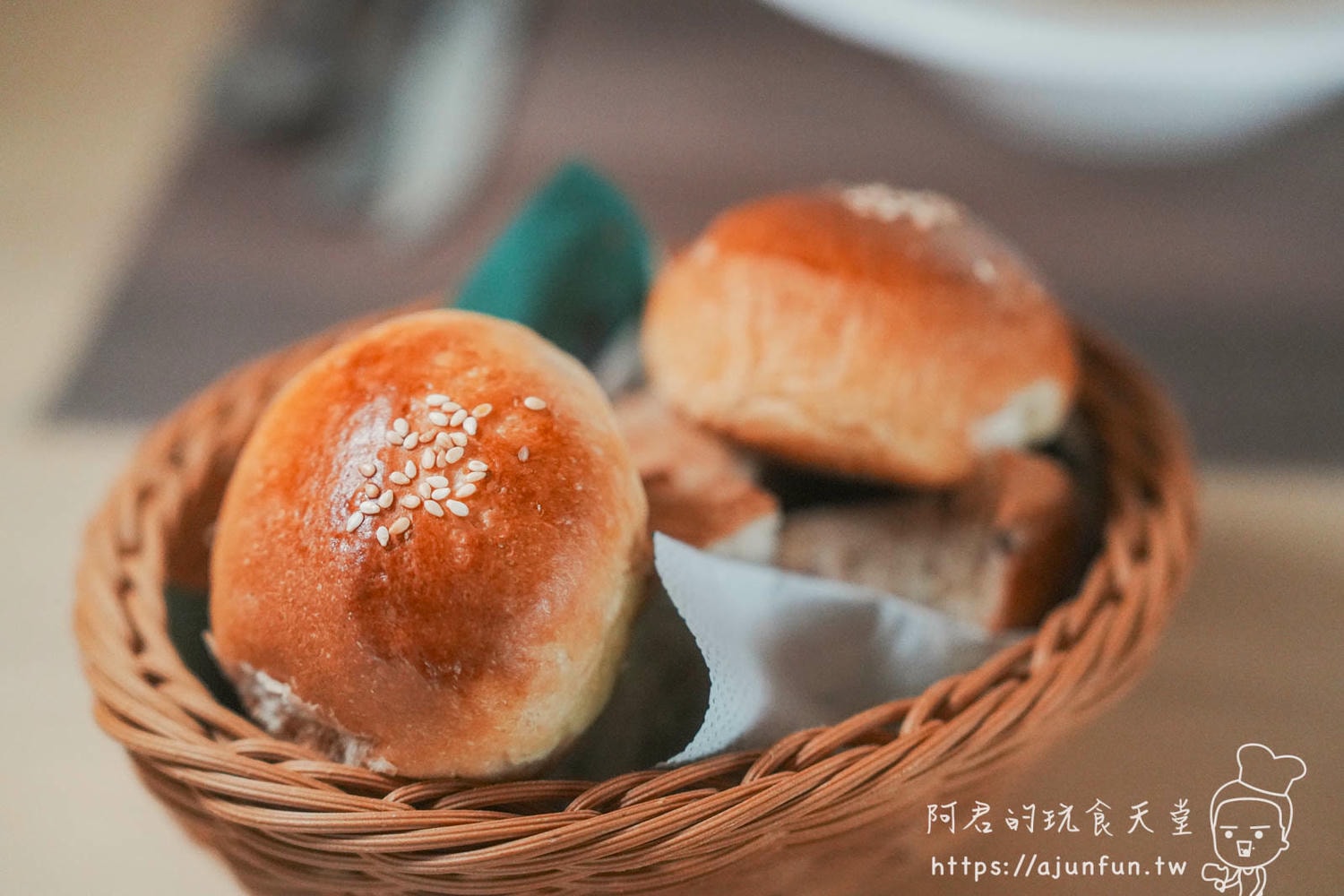 【2026竹北美食】Roast•初 熟成牛排，新竹慶祝餐廳首選！隱身巷弄的純白玻璃屋，Prime級享受