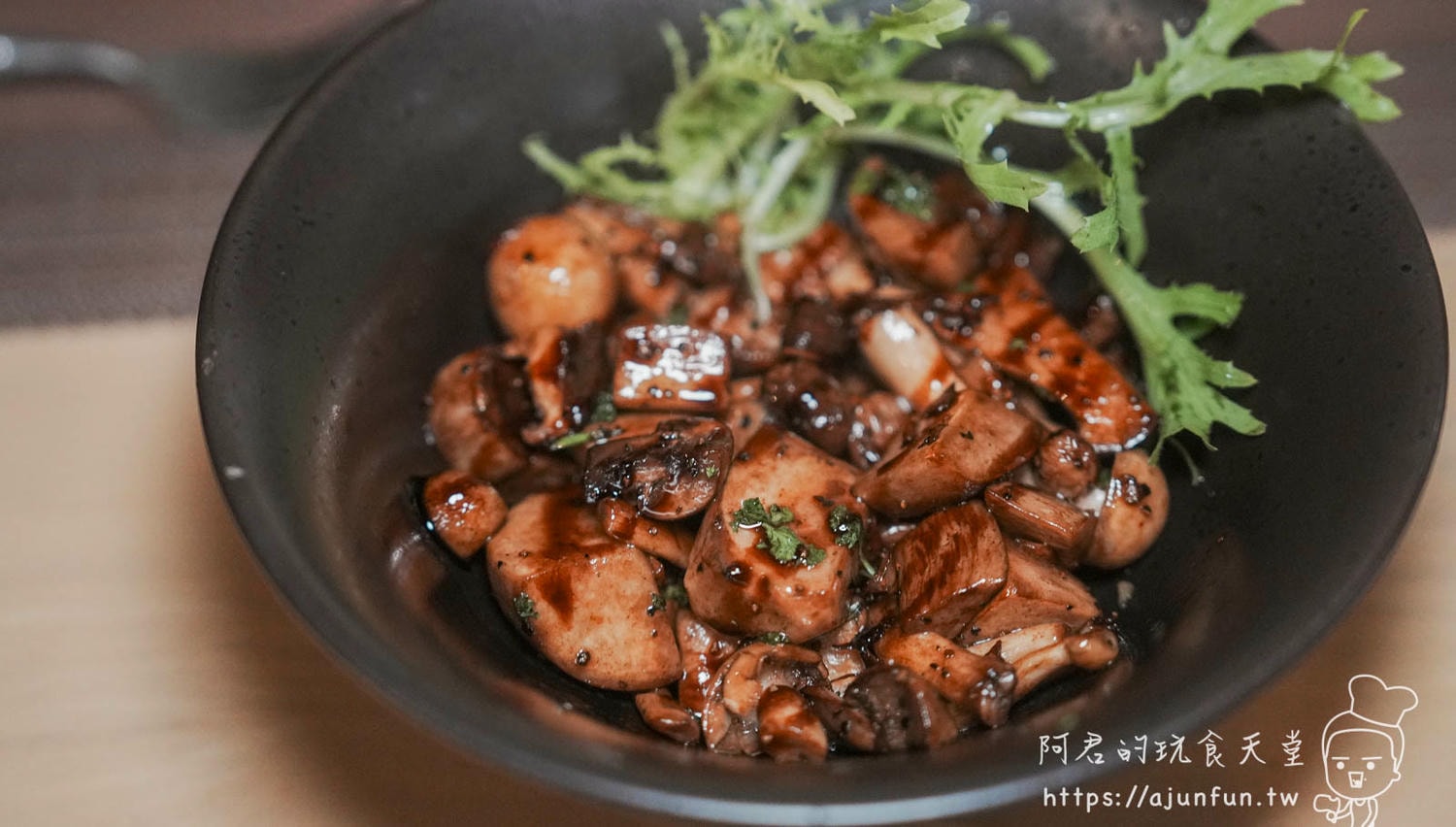【2026竹北美食】Roast•初 熟成牛排，新竹慶祝餐廳首選！隱身巷弄的純白玻璃屋，Prime級享受