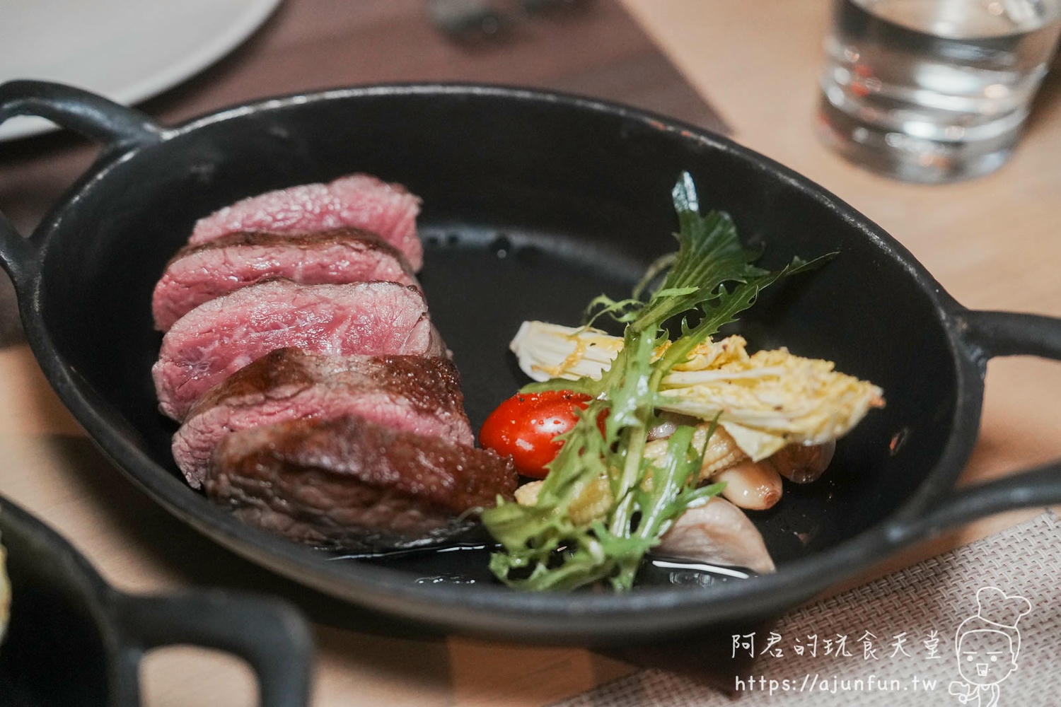 【2026竹北美食】Roast•初 熟成牛排，新竹慶祝餐廳首選！隱身巷弄的純白玻璃屋，Prime級享受