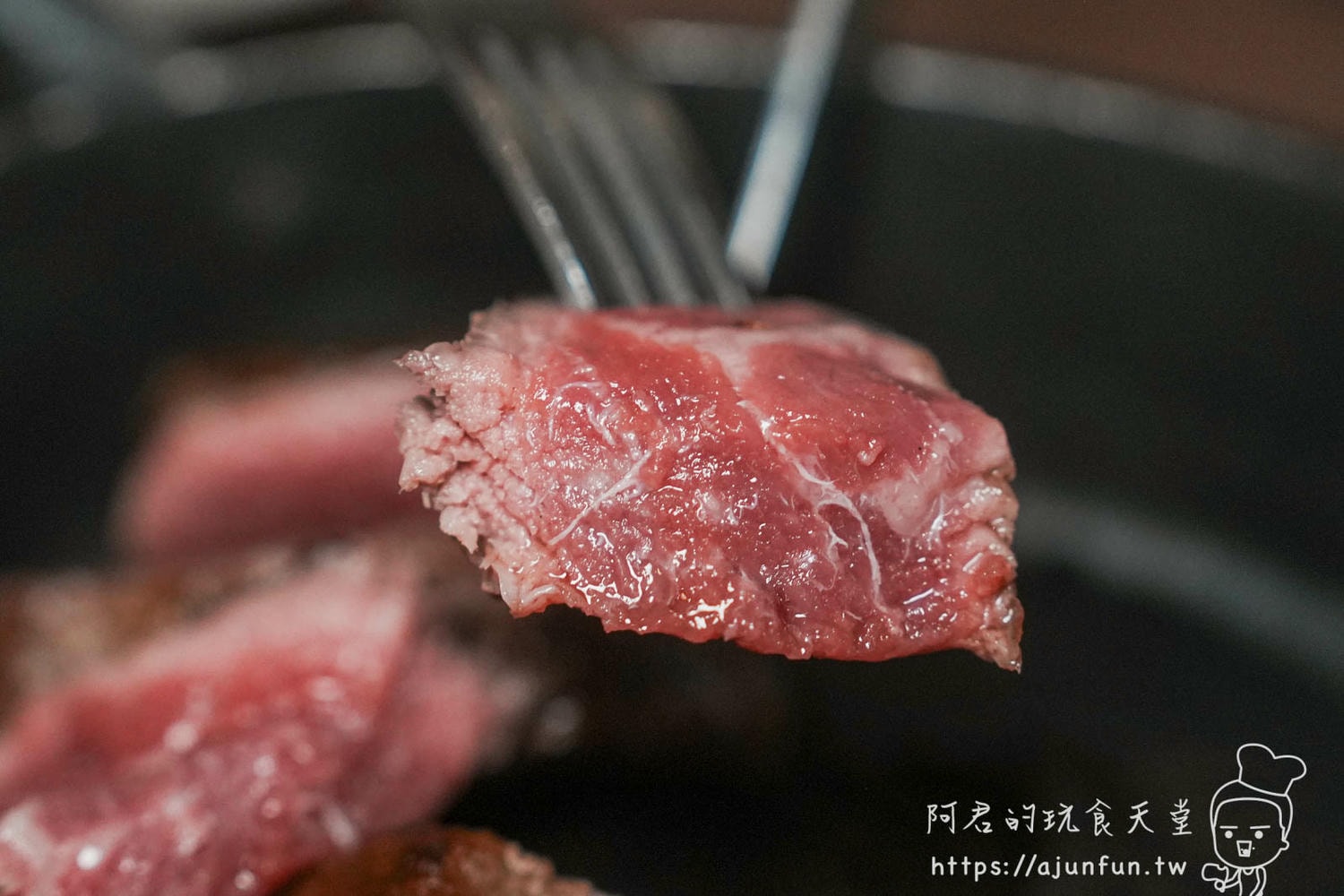 【2026竹北美食】Roast•初 熟成牛排，新竹慶祝餐廳首選！隱身巷弄的純白玻璃屋，Prime級享受