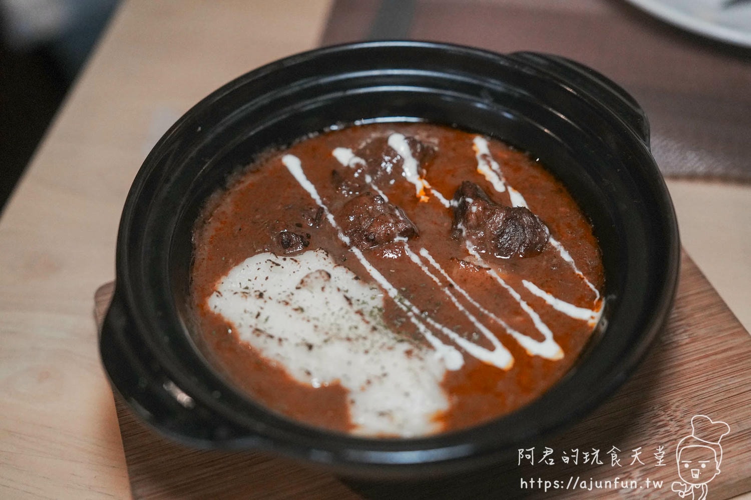 【2026竹北美食】Roast•初 熟成牛排，新竹慶祝餐廳首選！隱身巷弄的純白玻璃屋，Prime級享受