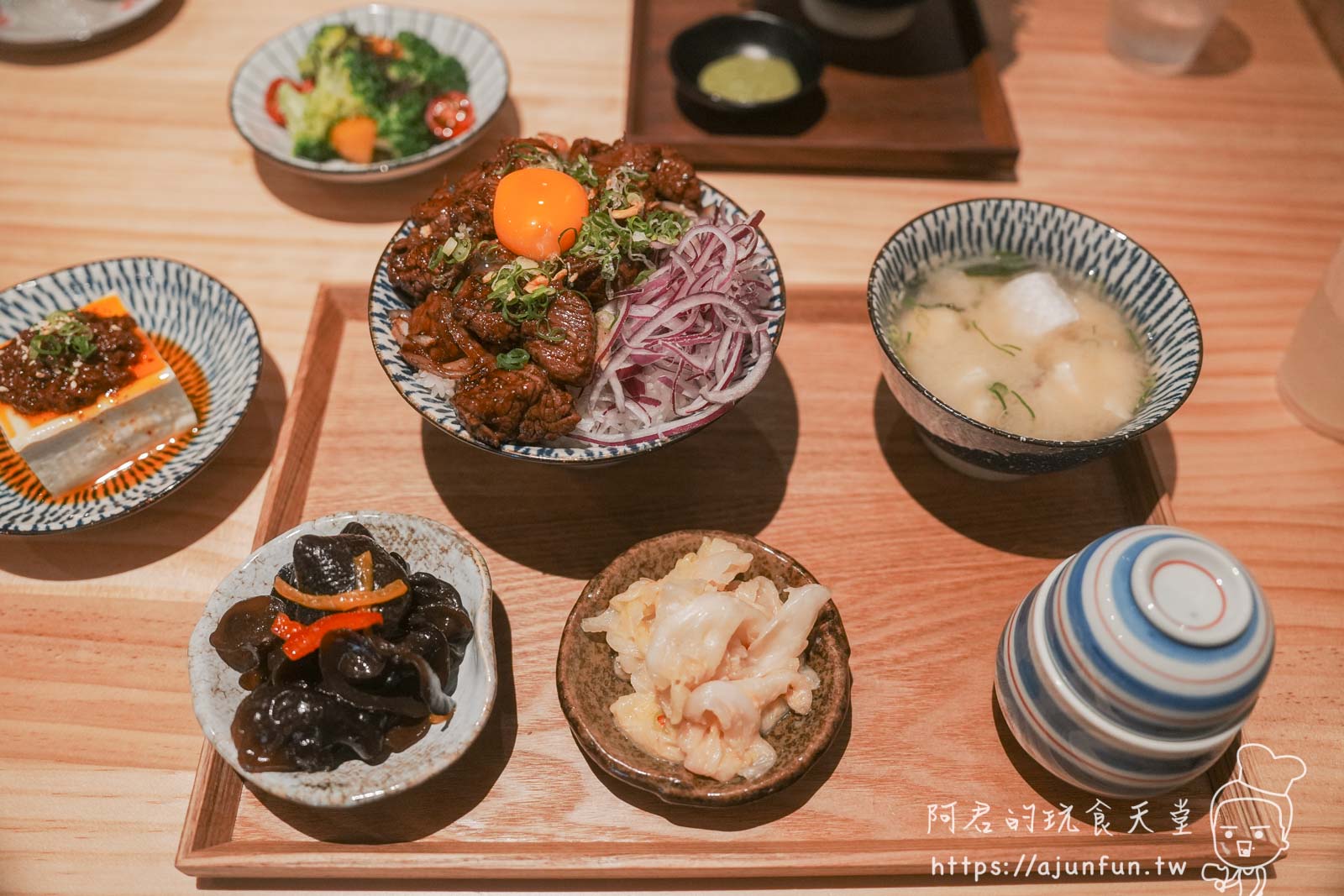 2026竹北美食推薦｜家本肉屋 丼飯，平價天花板！鱸魚味噌湯、霜淇淋無限續，炸雞山必點（附菜單停車資訊）