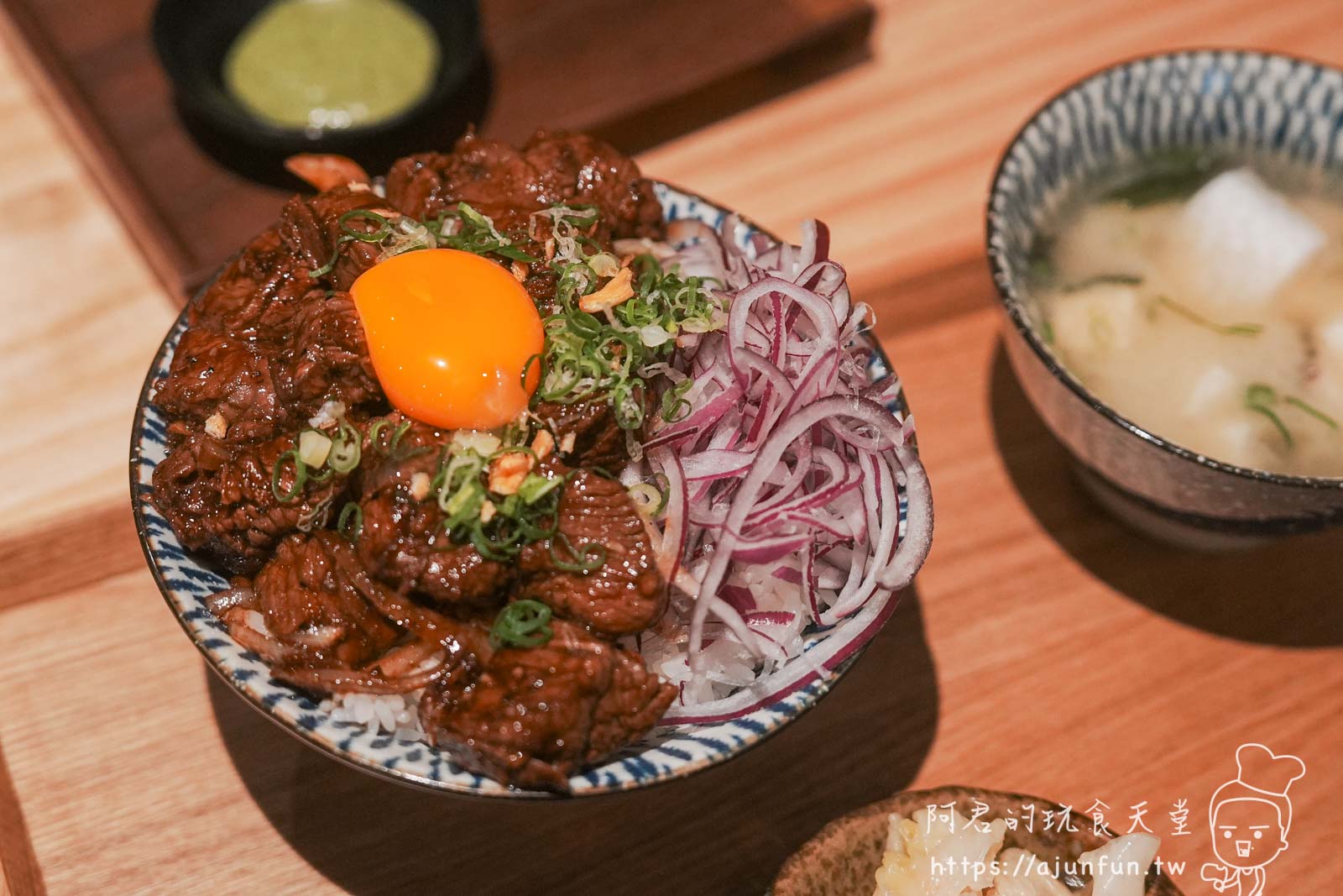 2026竹北美食推薦｜家本肉屋 丼飯，平價天花板！鱸魚味噌湯、霜淇淋無限續，炸雞山必點（附菜單停車資訊）