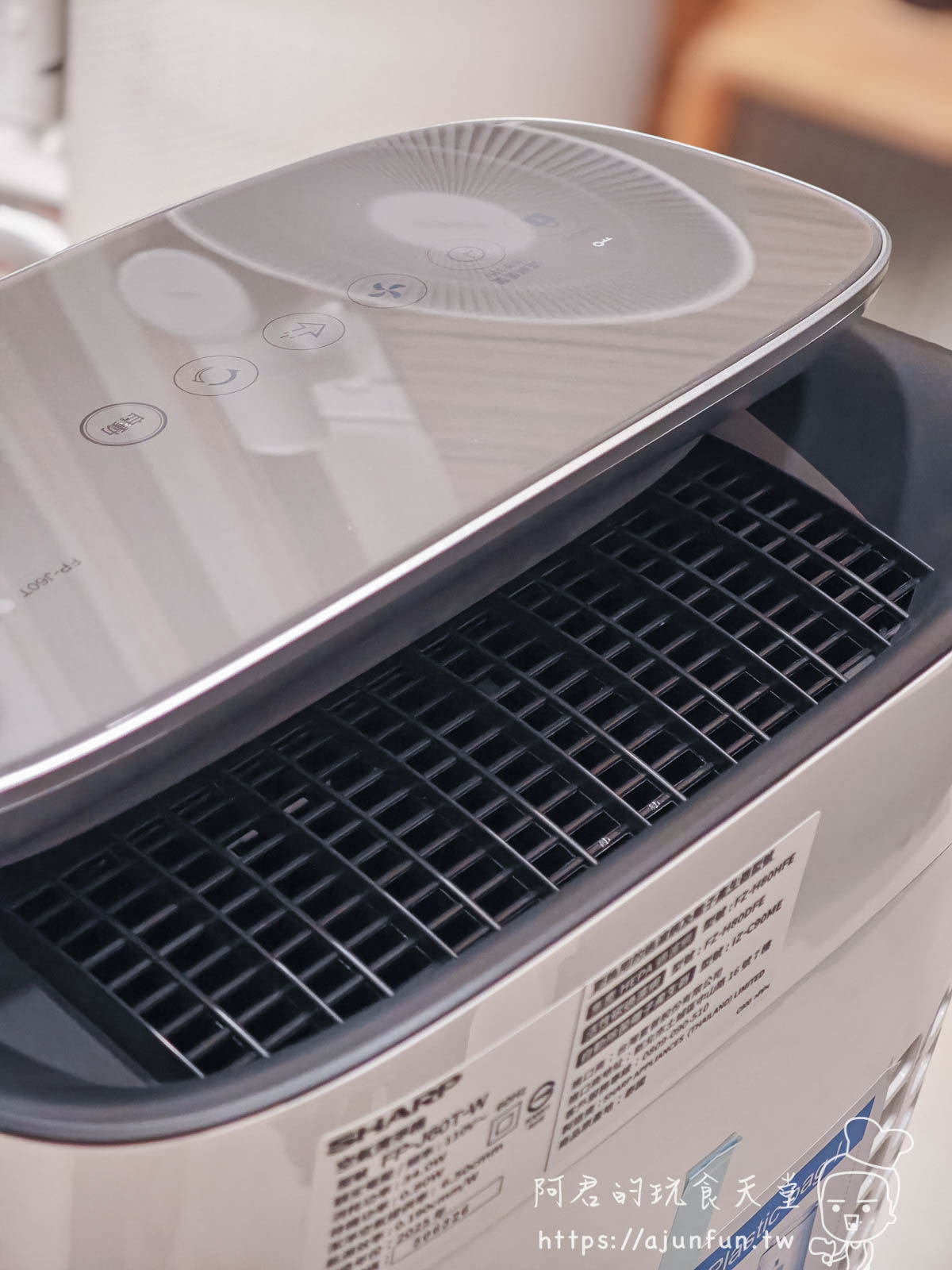 【2026空氣清淨機推薦】夏普 FP-J60T-W 開箱評測：為何我捨棄美型，選擇這台「看見呼吸」的性能猛獸？