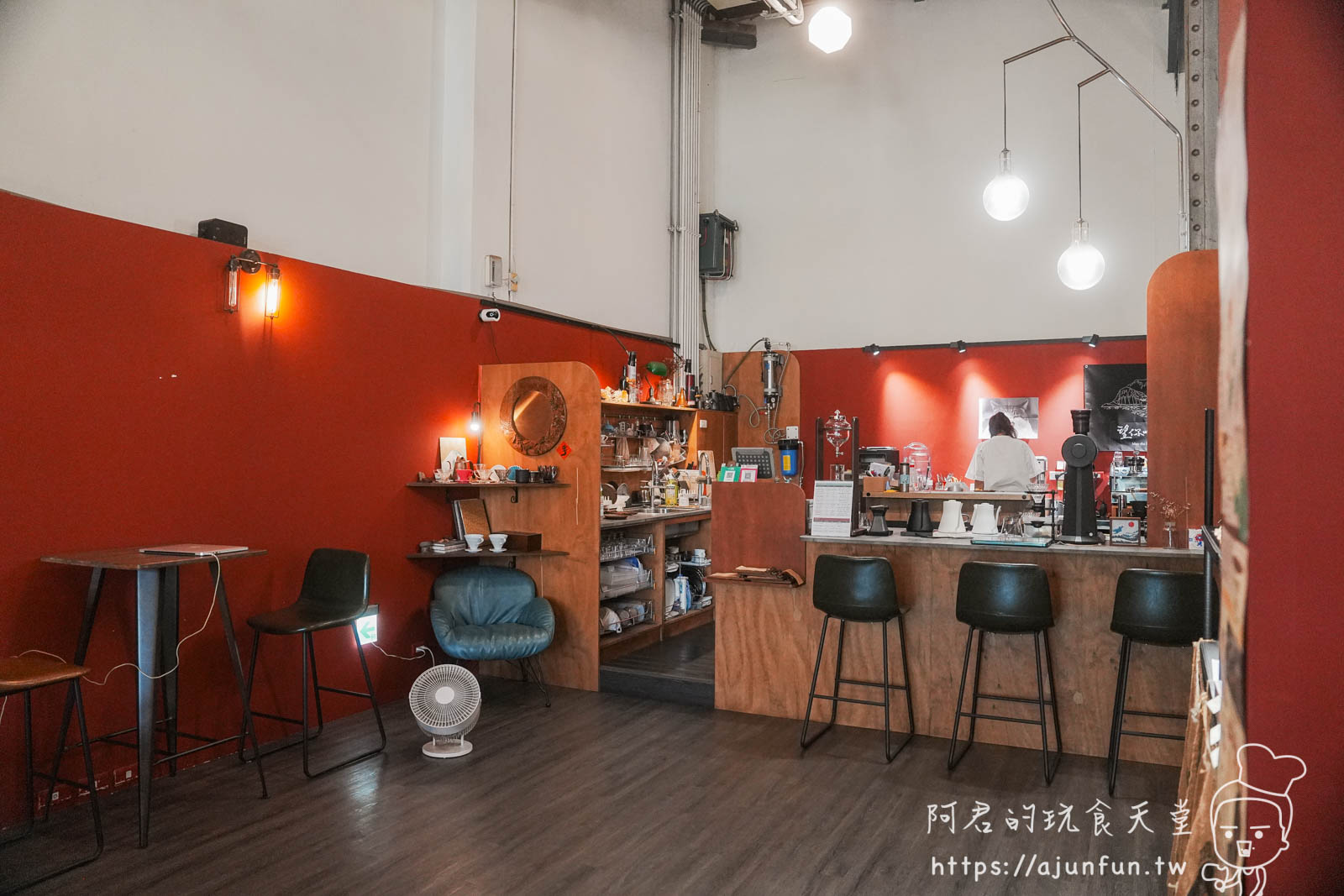 嘉義咖啡廳推薦 國王蝴蝶咖啡 Roicafe：在舊酒廠的紅色劇院裡，品味一場大人的苦甜