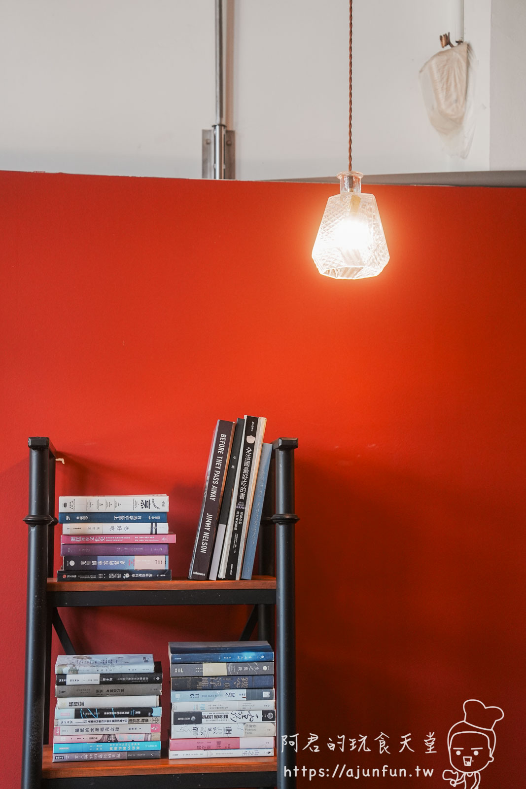 嘉義咖啡廳推薦 國王蝴蝶咖啡 Roicafe：在舊酒廠的紅色劇院裡，品味一場大人的苦甜