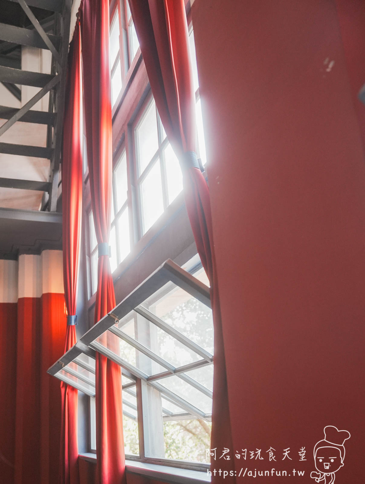 嘉義咖啡廳推薦 國王蝴蝶咖啡 Roicafe：在舊酒廠的紅色劇院裡，品味一場大人的苦甜