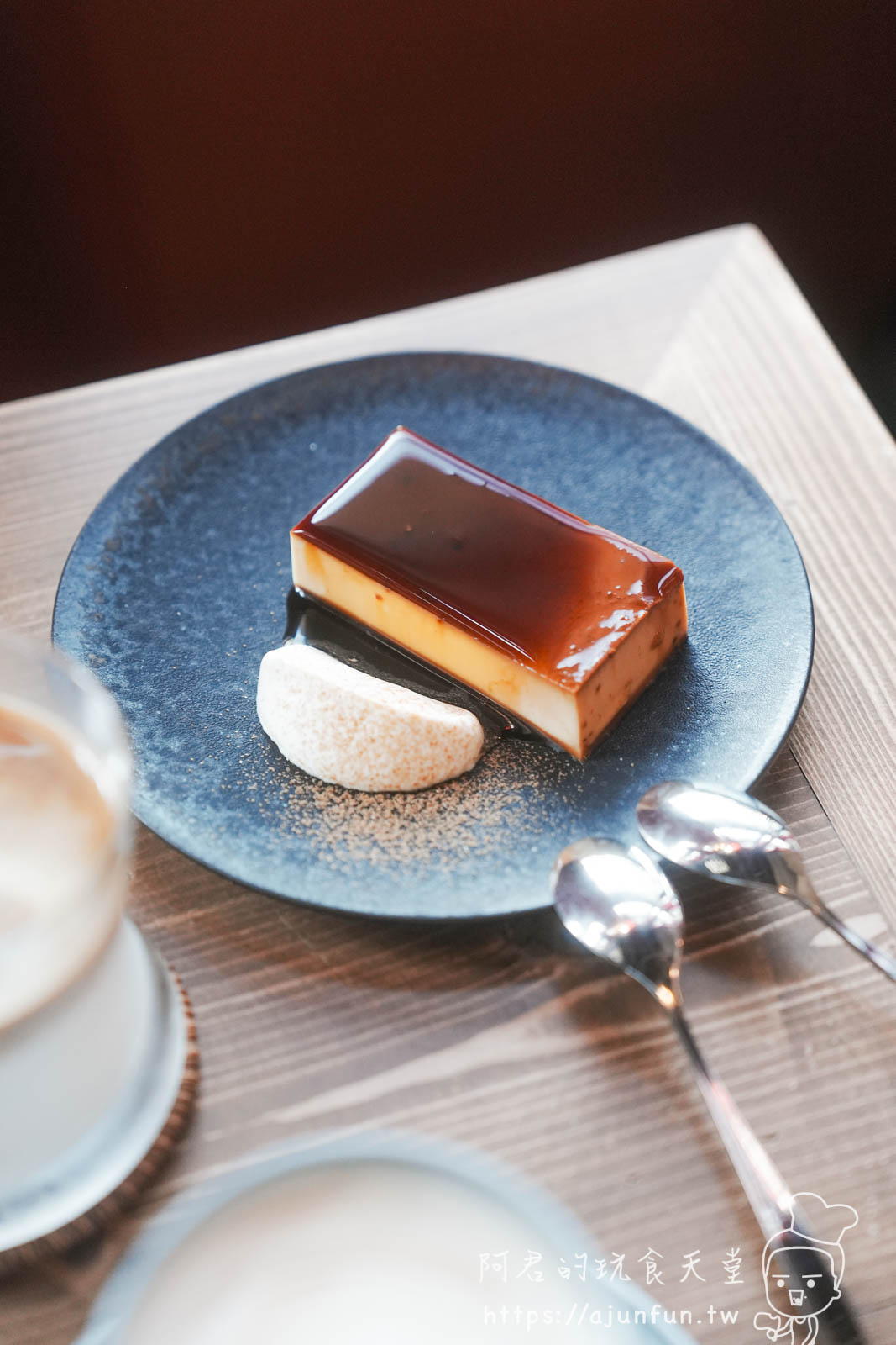 嘉義咖啡廳推薦 國王蝴蝶咖啡 Roicafe：在舊酒廠的紅色劇院裡，品味一場大人的苦甜