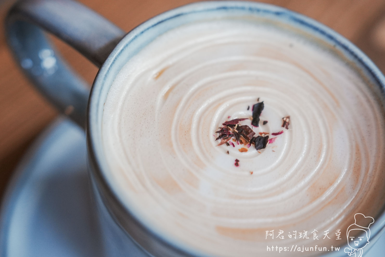 嘉義咖啡廳推薦 國王蝴蝶咖啡 Roicafe：在舊酒廠的紅色劇院裡，品味一場大人的苦甜