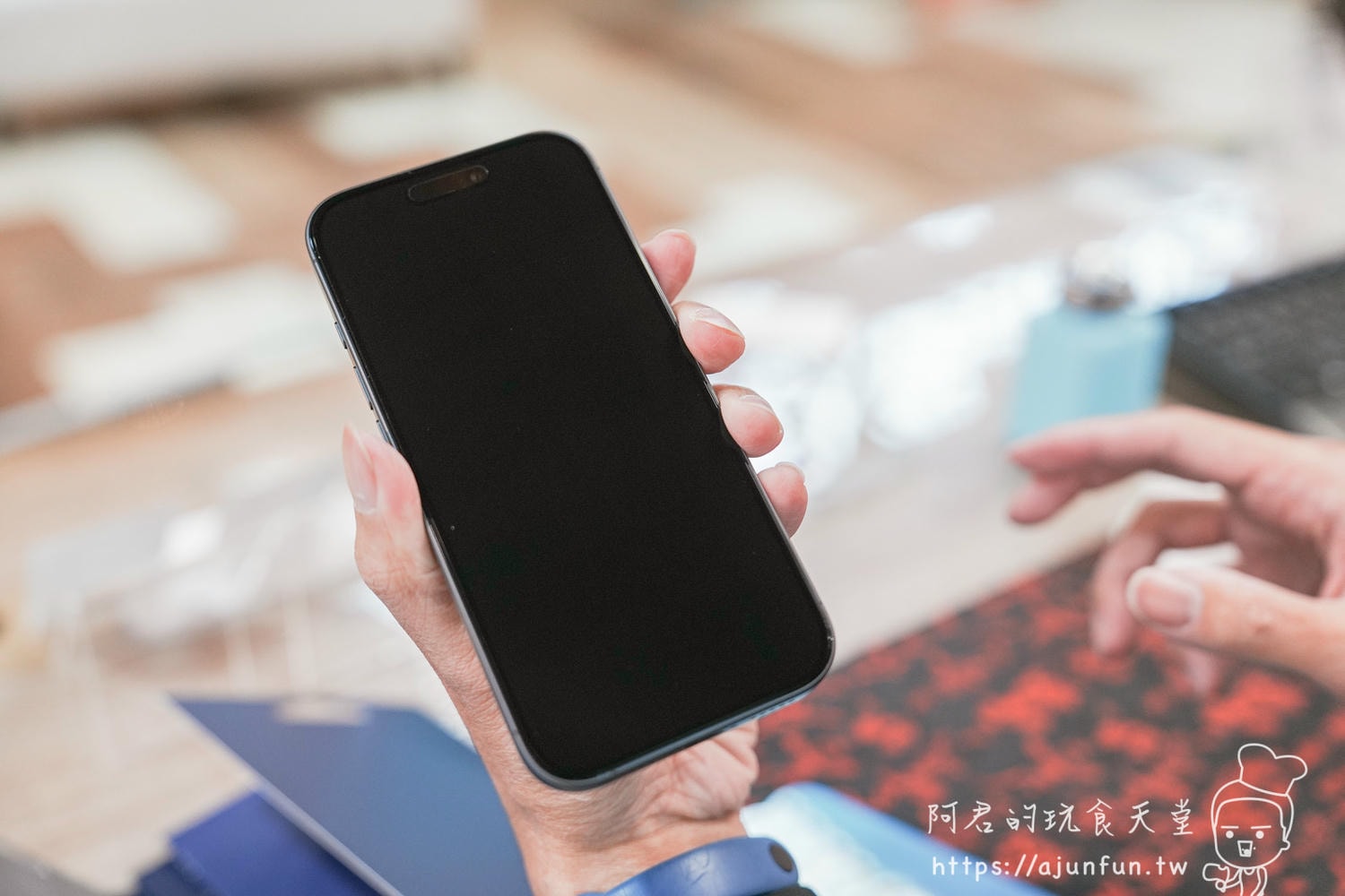 2026 iPhone 保護貼推薦》為何選藍光盾？創宇通訊東海店貼膜實錄
