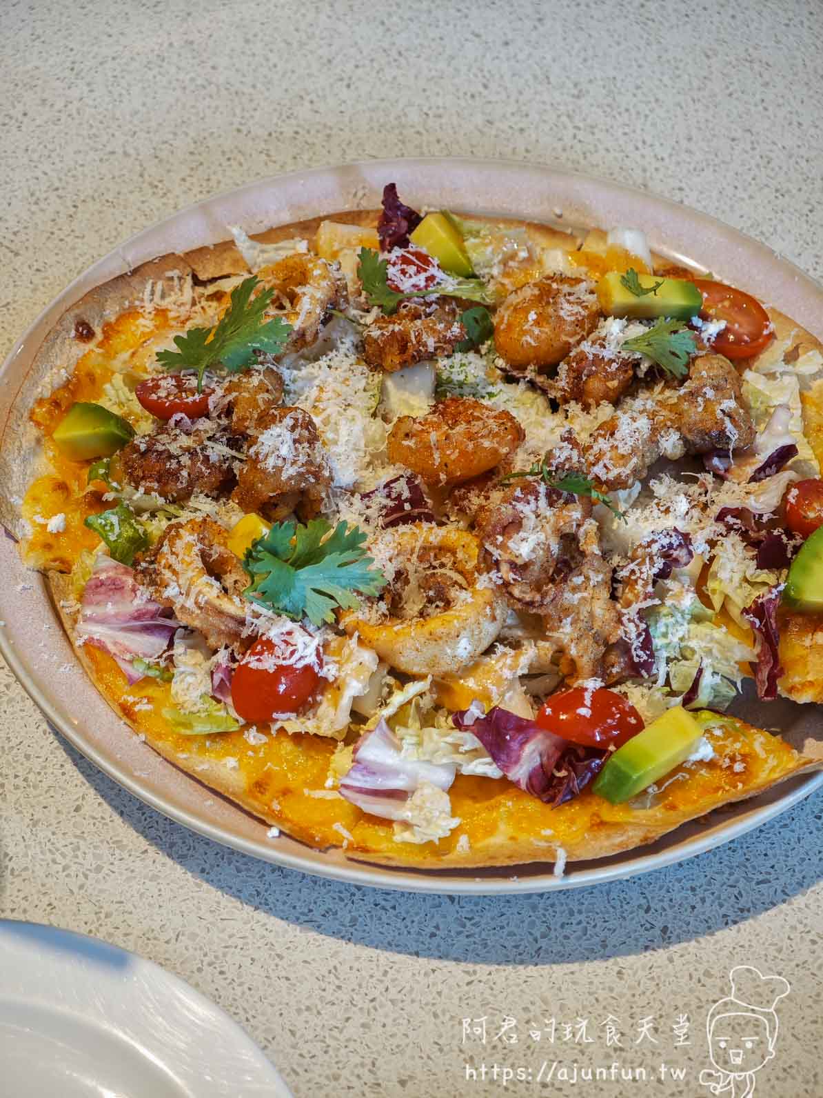 WIRED TOKYO 台中市政店，被書店耽誤的聖代店？主餐像雲霄飛車…但為了「它」我願意再訪！