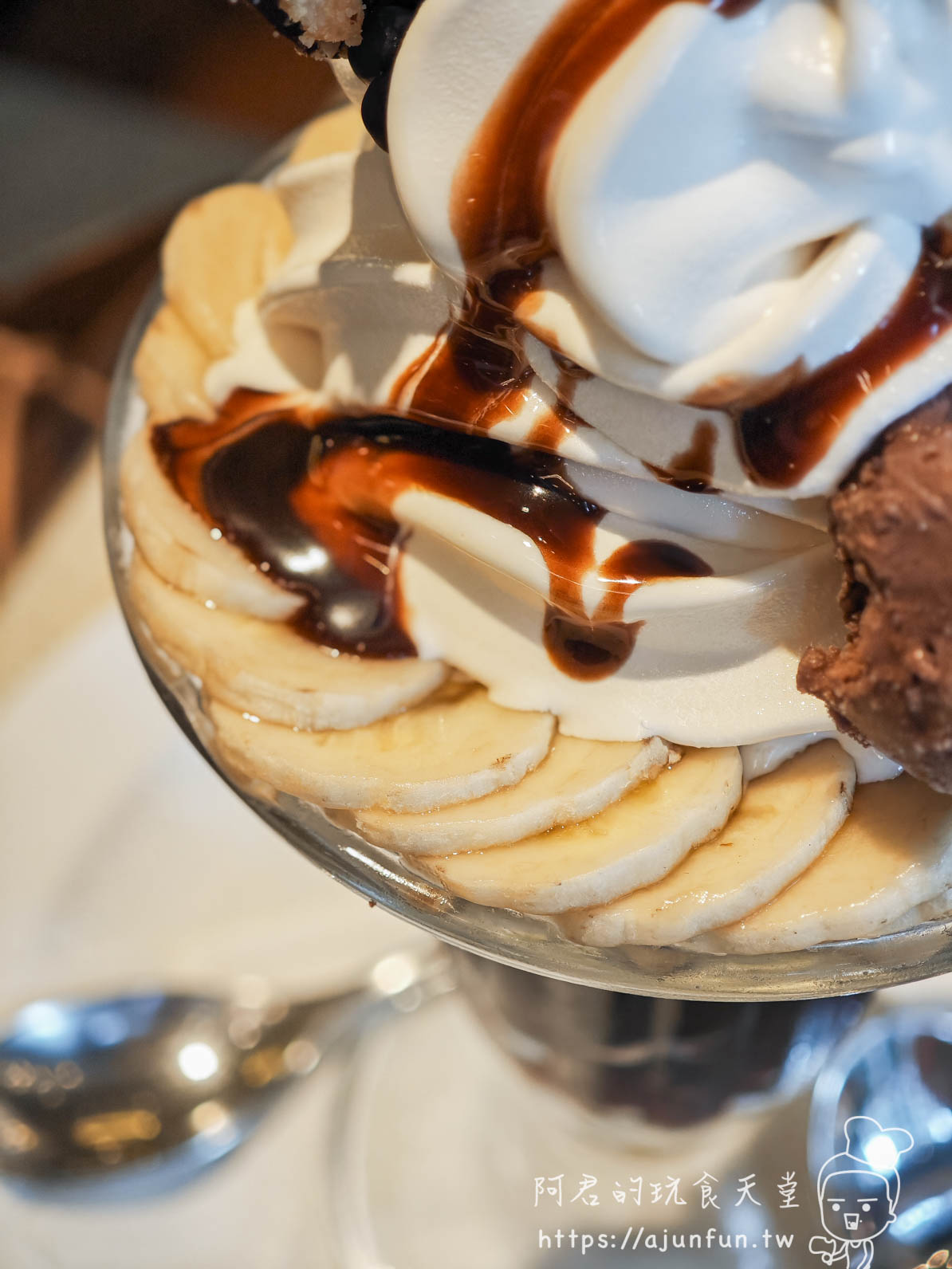 WIRED TOKYO 台中市政店，被書店耽誤的聖代店？主餐像雲霄飛車…但為了「它」我願意再訪！