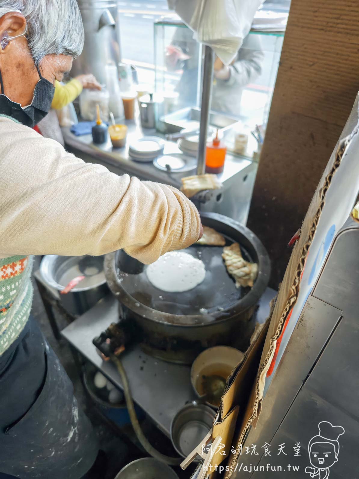 台中北區美食，健行路無名早餐，連招牌都沒有的傳奇老店！阿公手作粉漿蛋餅，在地人激推的古早味