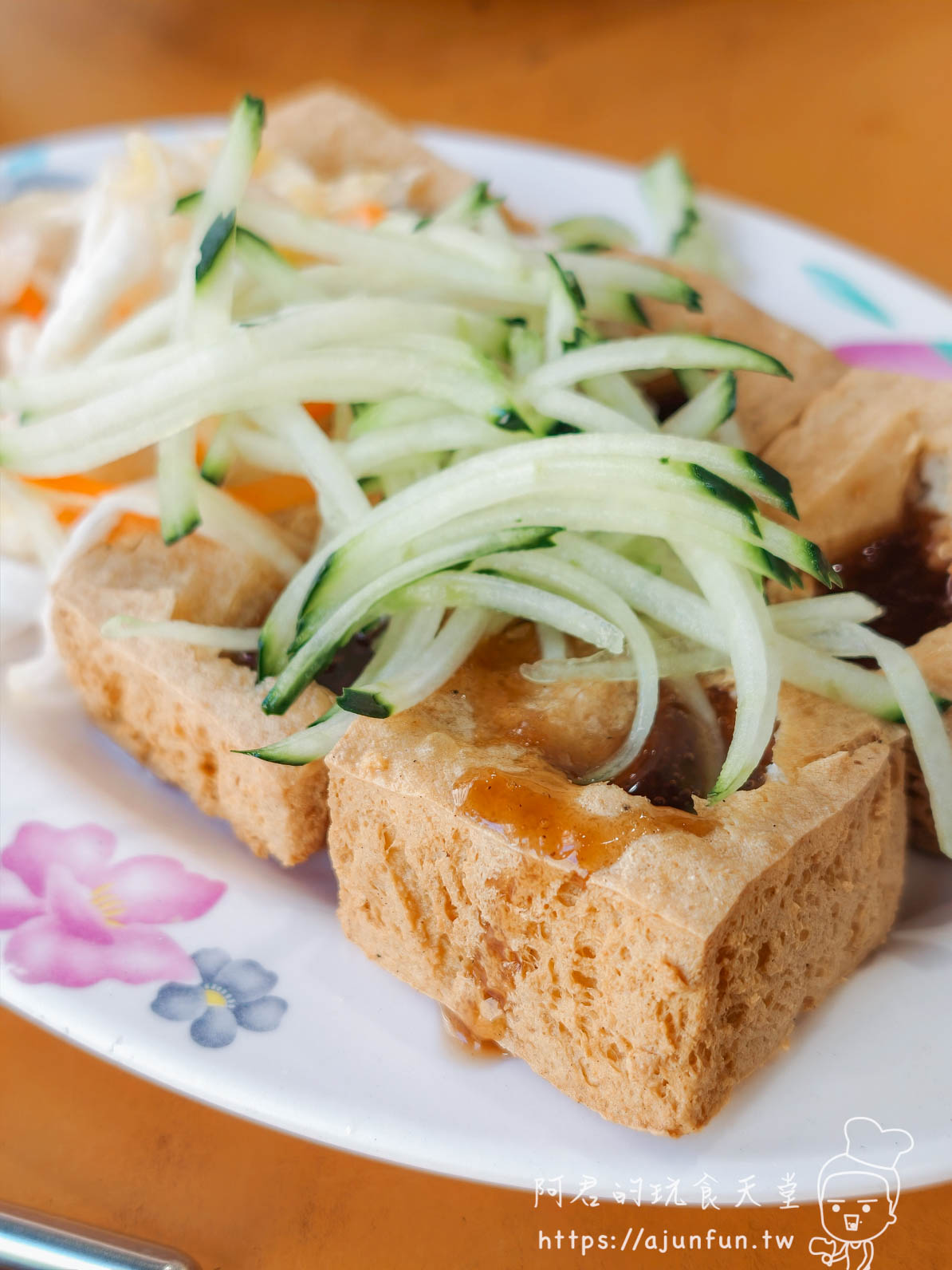 精科臭豆腐，咬下爆漿如豆花，躲在「御品香牛肉麵」吹冷氣吃才內行