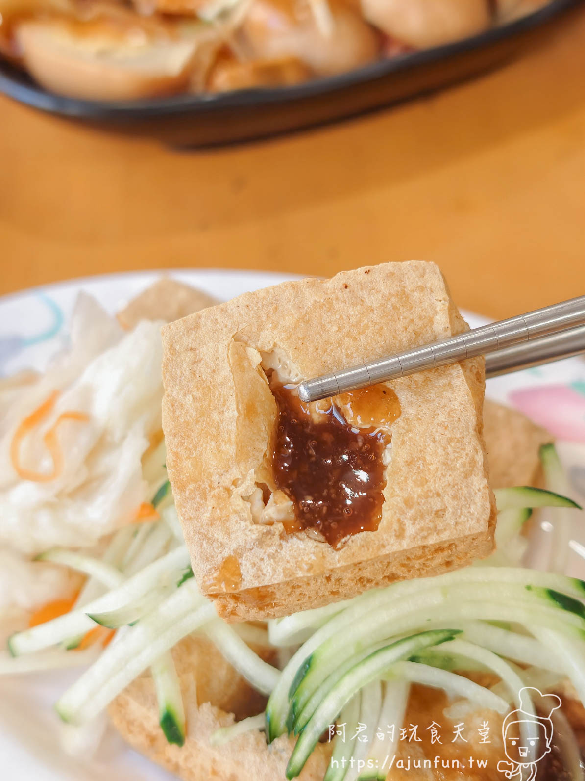 精科臭豆腐，咬下爆漿如豆花，躲在「御品香牛肉麵」吹冷氣吃才內行