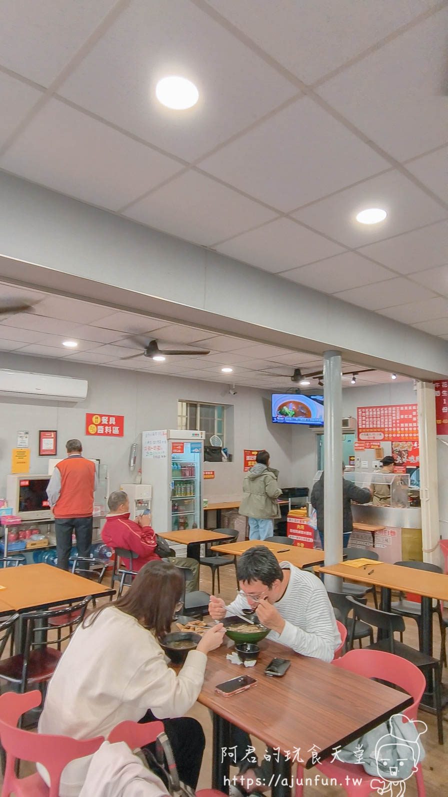 精科臭豆腐，咬下爆漿如豆花，躲在「御品香牛肉麵」吹冷氣吃才內行
