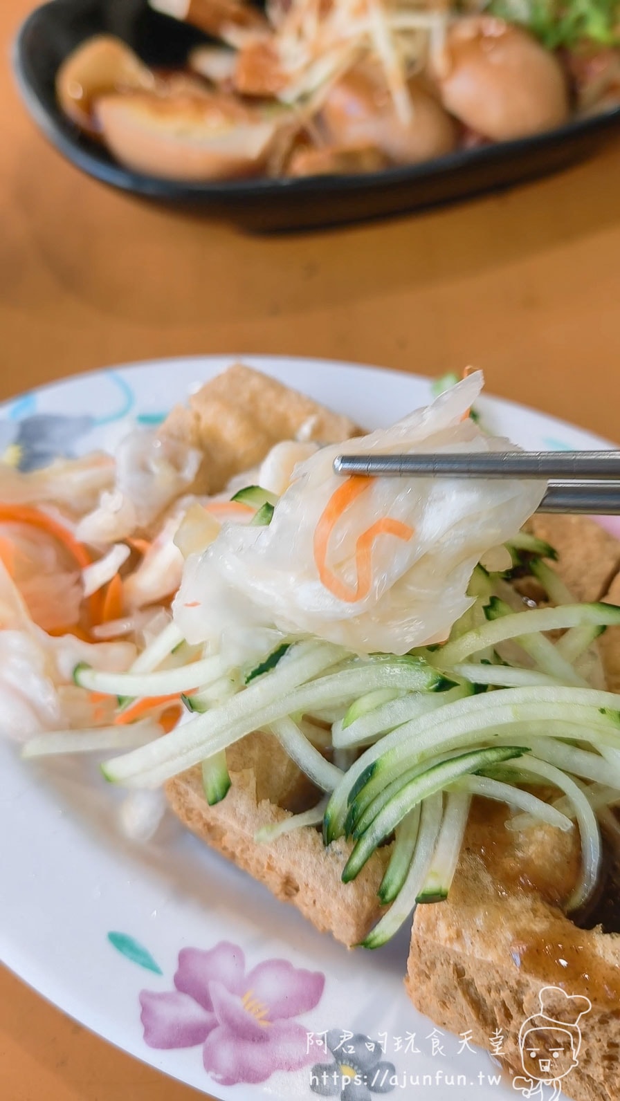 精科臭豆腐，咬下爆漿如豆花，躲在「御品香牛肉麵」吹冷氣吃才內行