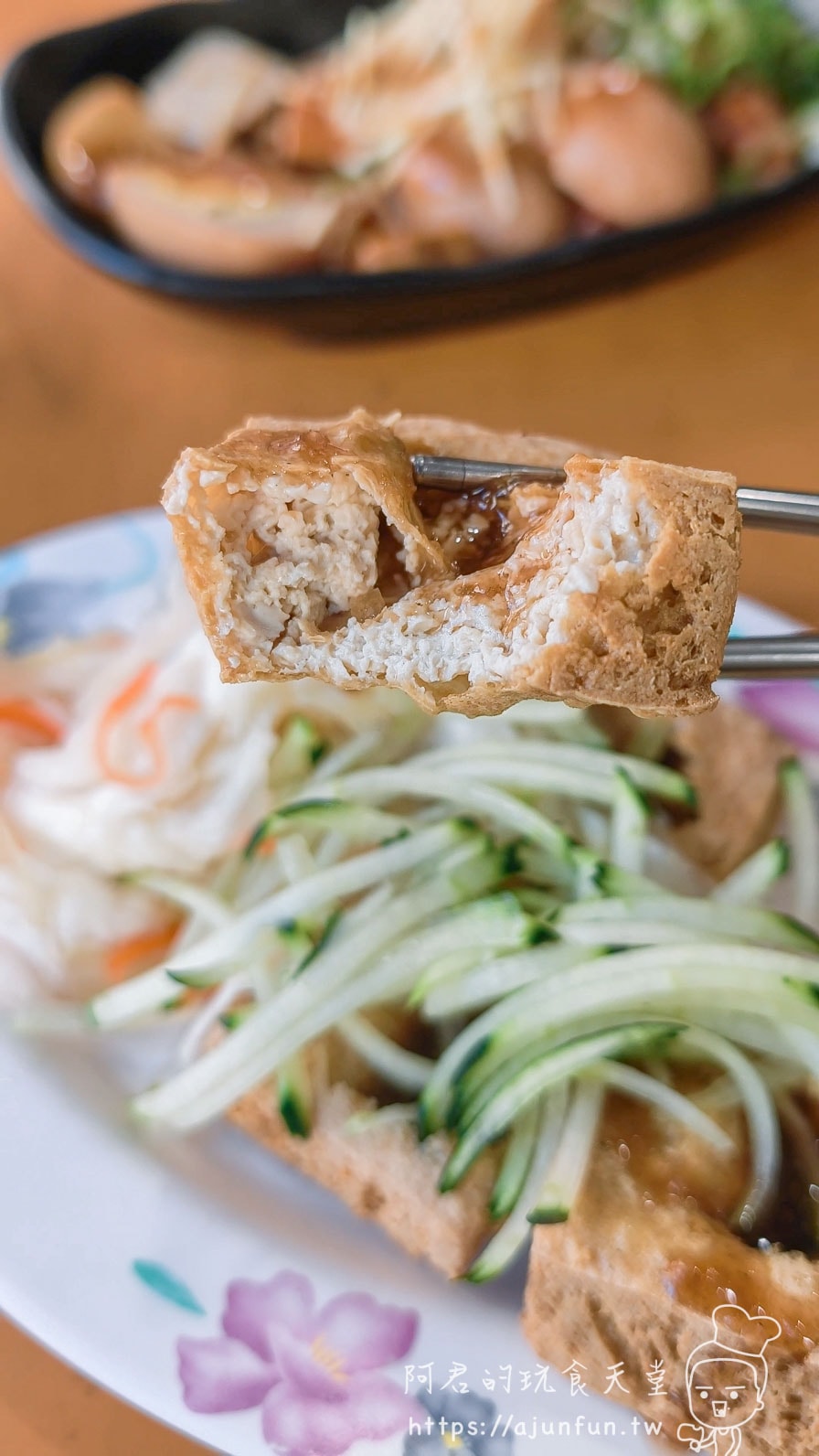 精科臭豆腐，咬下爆漿如豆花，躲在「御品香牛肉麵」吹冷氣吃才內行