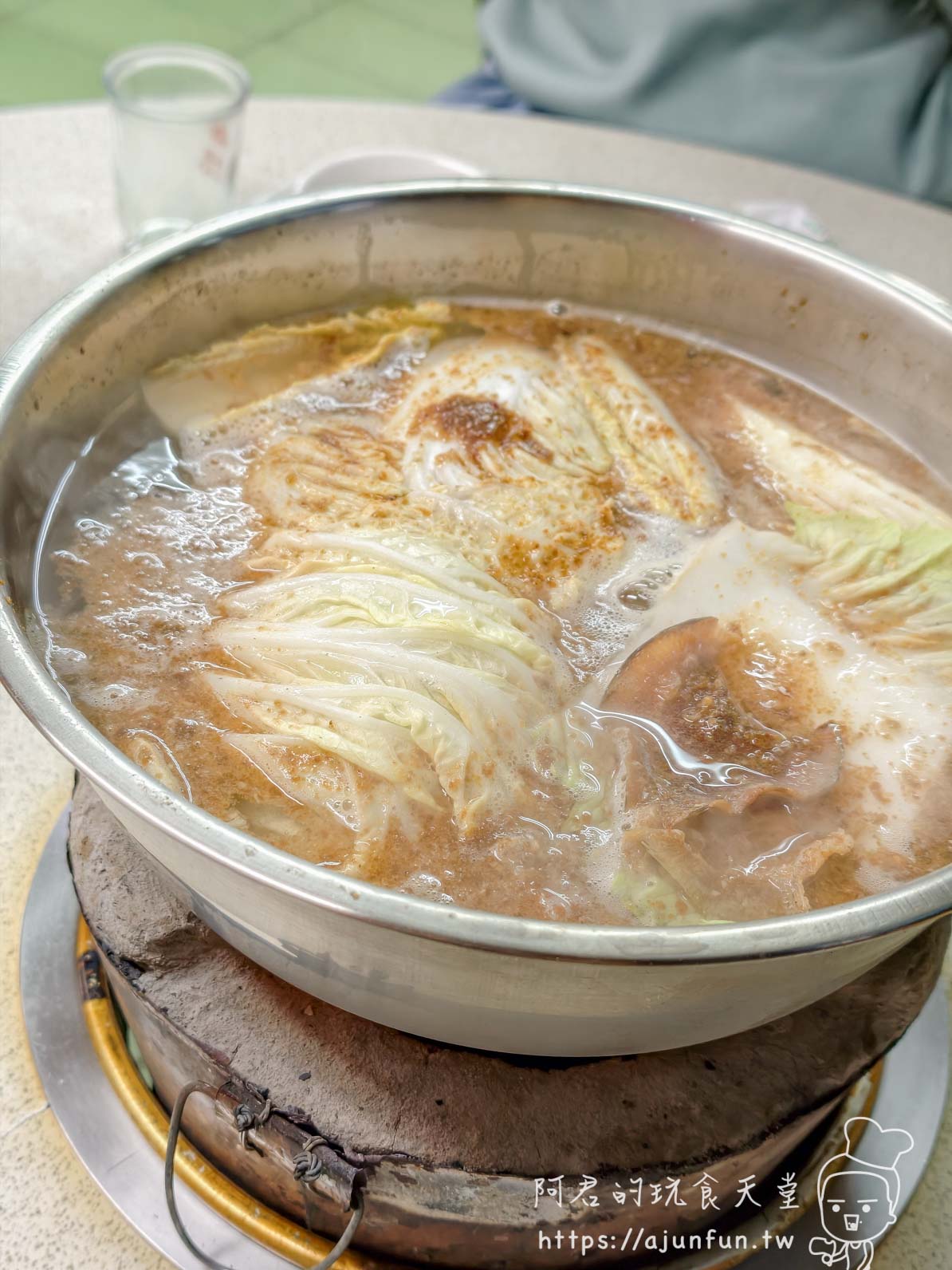 火鍋台中溫體牛火鍋老店！汕頭牛肉劉，內行人才懂的炭火沙茶爐與神級豆皮