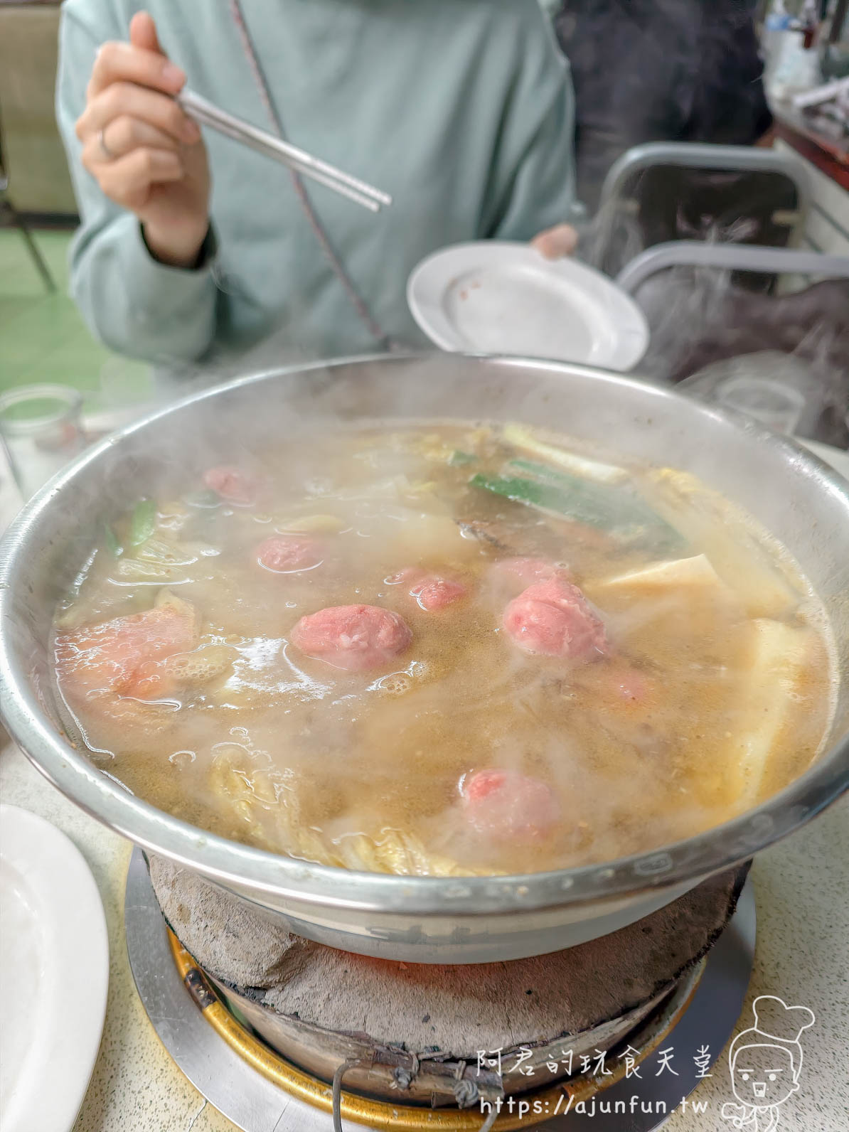 火鍋台中溫體牛火鍋老店！汕頭牛肉劉，內行人才懂的炭火沙茶爐與神級豆皮