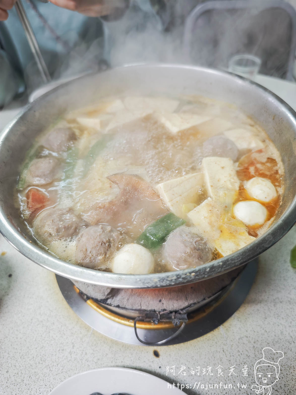 火鍋台中溫體牛火鍋老店！汕頭牛肉劉，內行人才懂的炭火沙茶爐與神級豆皮
