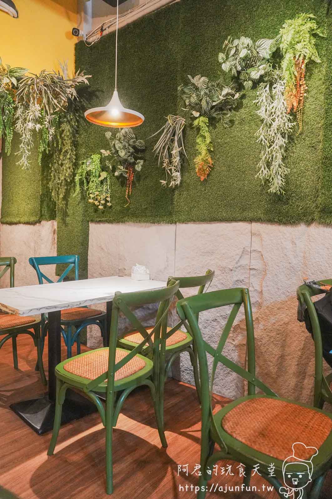 Proi Kitchen 苔蘚綠植牆+大理石桌：靠牆雙人位，用餐時的視覺背景