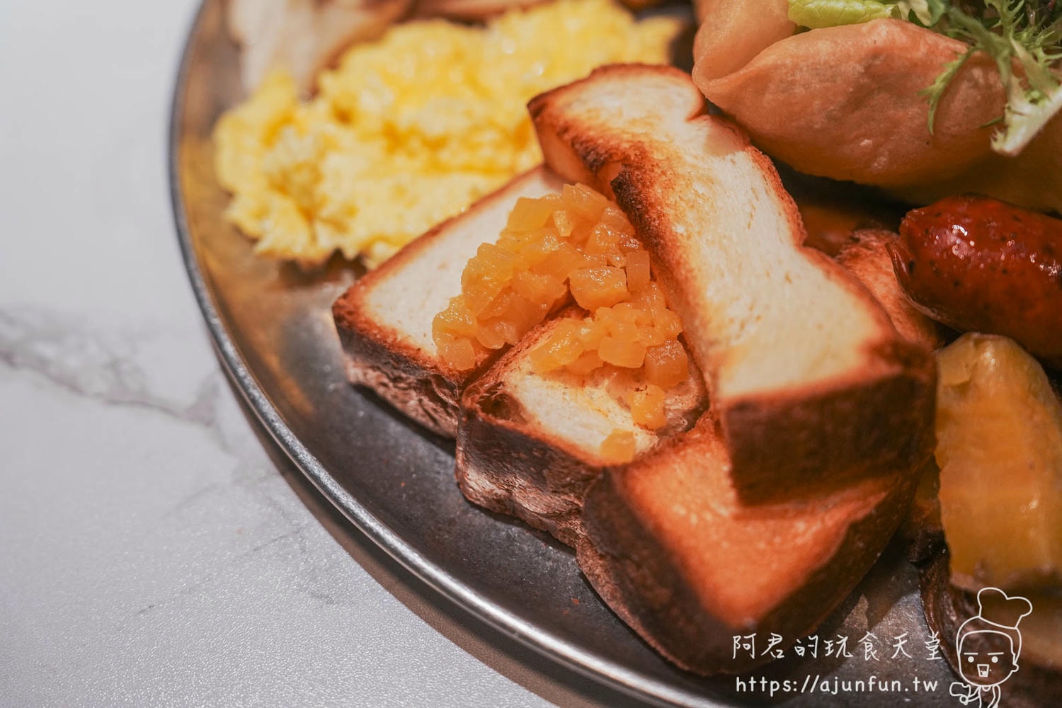 酸種麵包配自製鳳梨醬+炒蛋特寫