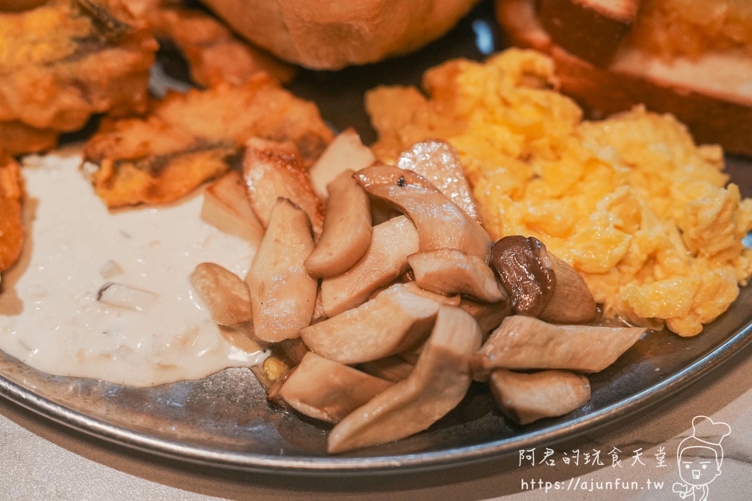 炒杏鮑菇+蘑菇配蛋特寫：菇類厚切煎香