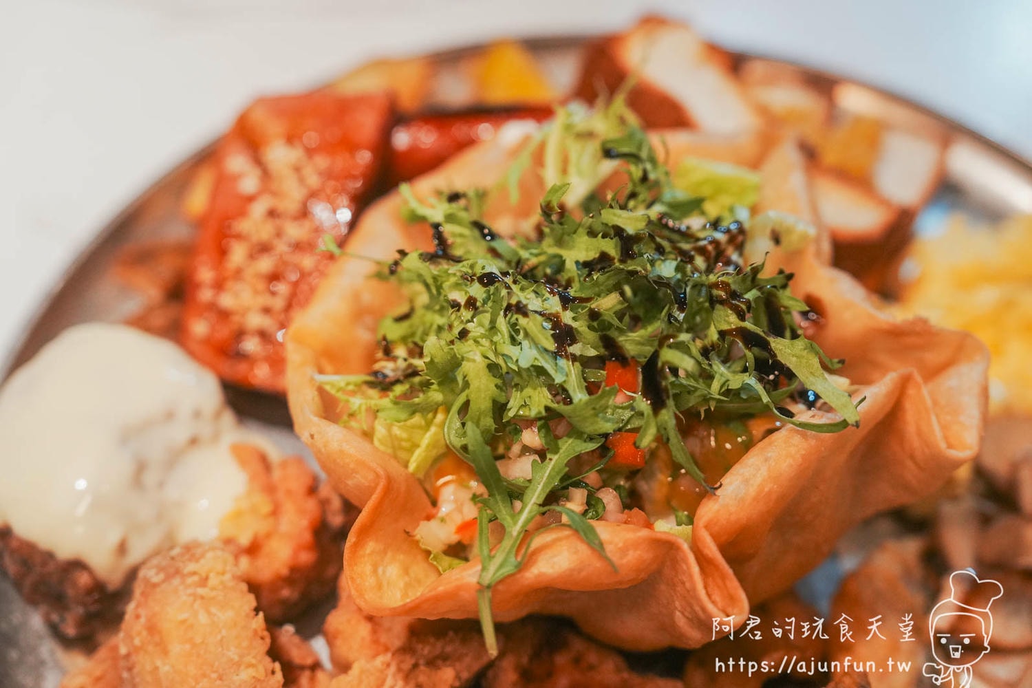 酥炸生菜籃特寫：番茄+洋蔥+生菜+橄欖油醋