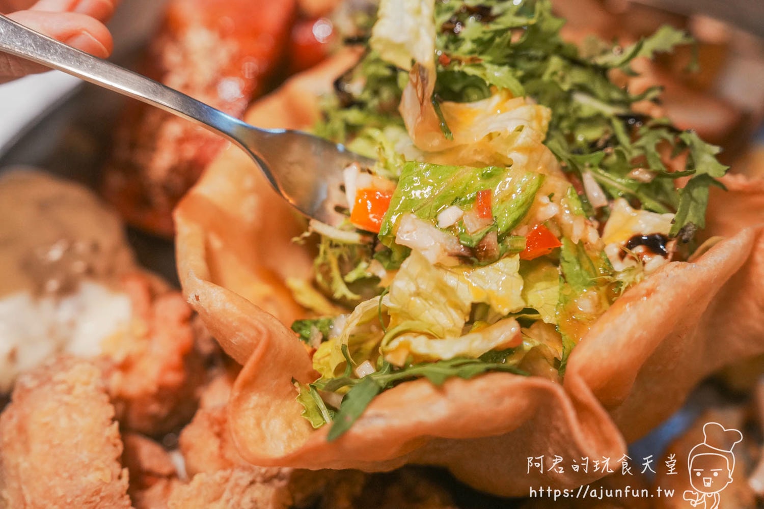 塔可碗沙拉夾起：千層餅皮裡的鹹甜酸平衡