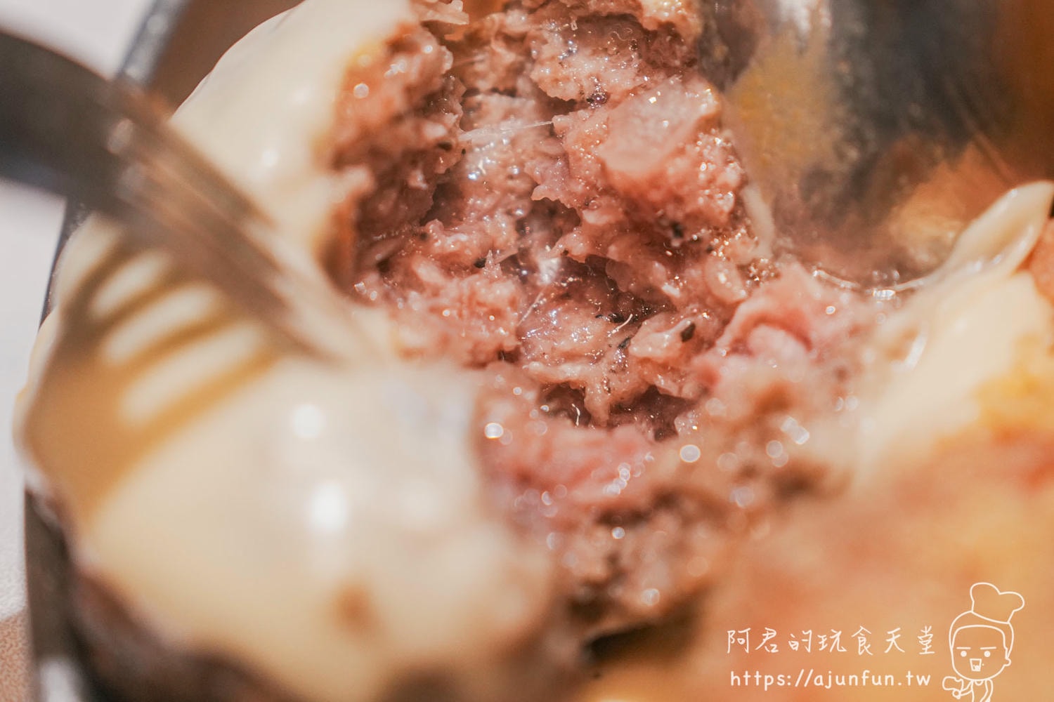 漢堡排內餡實拍：牛肉碎+起司+蛋