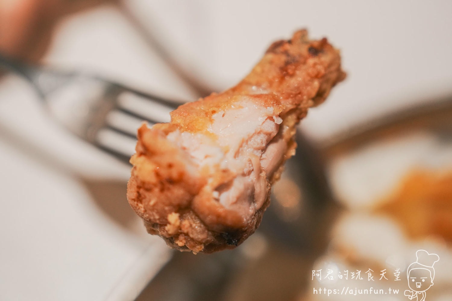 炸雞腿斷面：外酥內嫩、肉汁還在