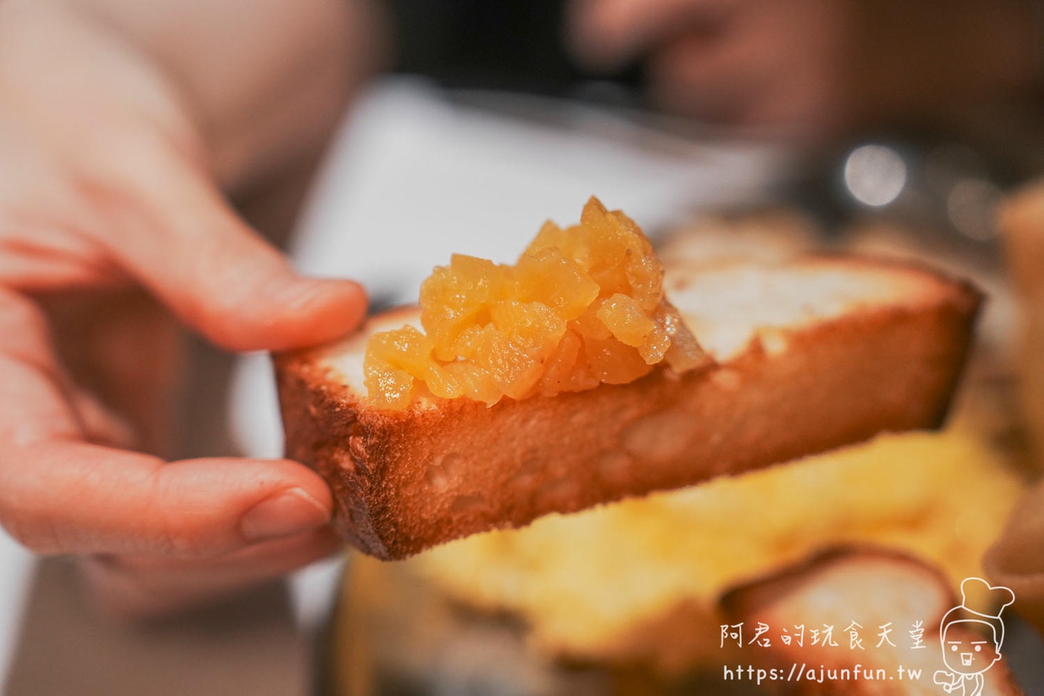 酸種麵包+自製鳳梨醬：果醬顆粒清晰