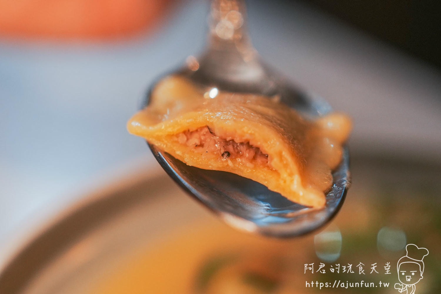 匈牙利腸斷面：紅艷肉色、香料顆粒