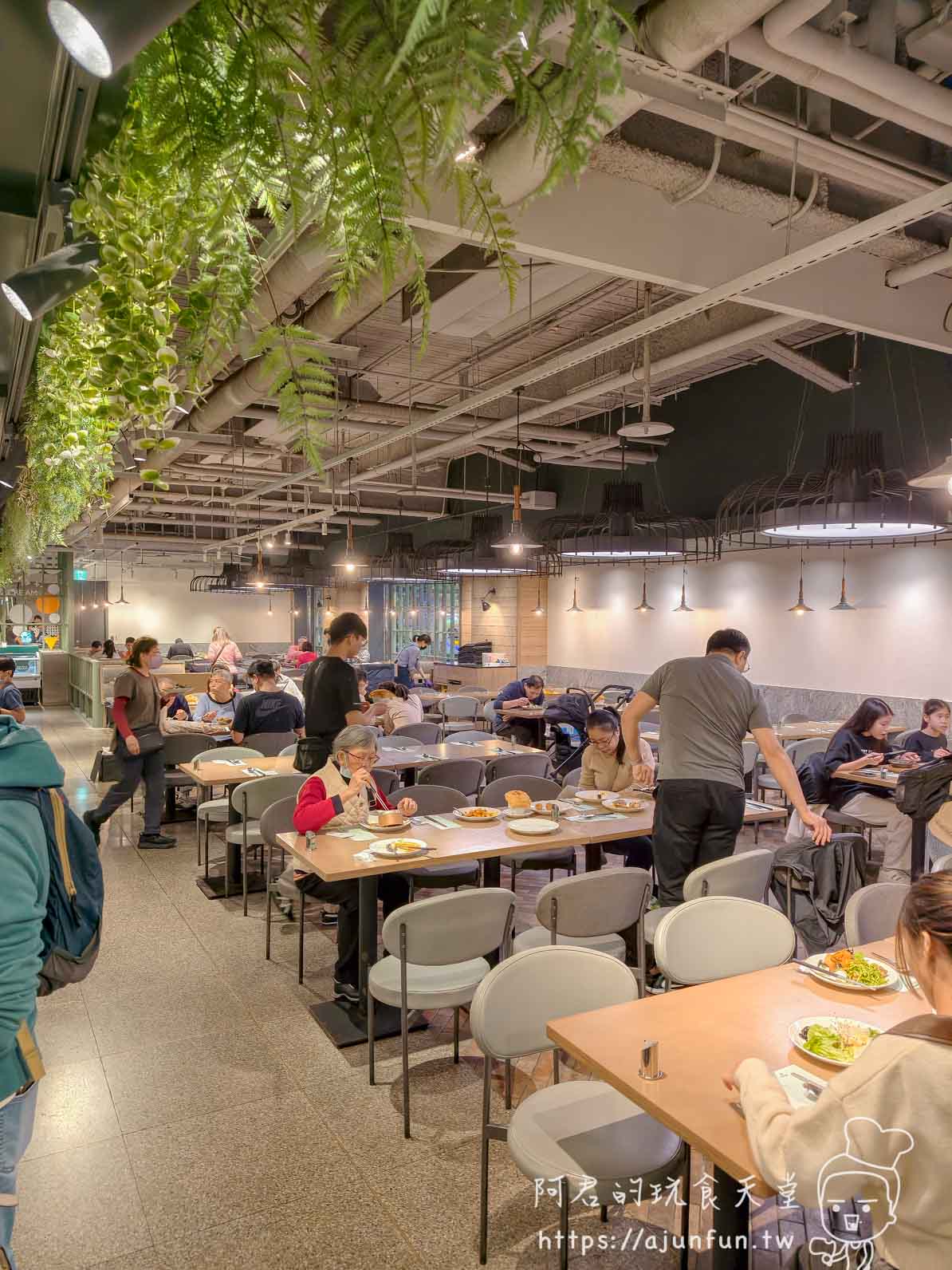 果然匯餐廳全景：綠色植物天頂+用餐區寬敞動線