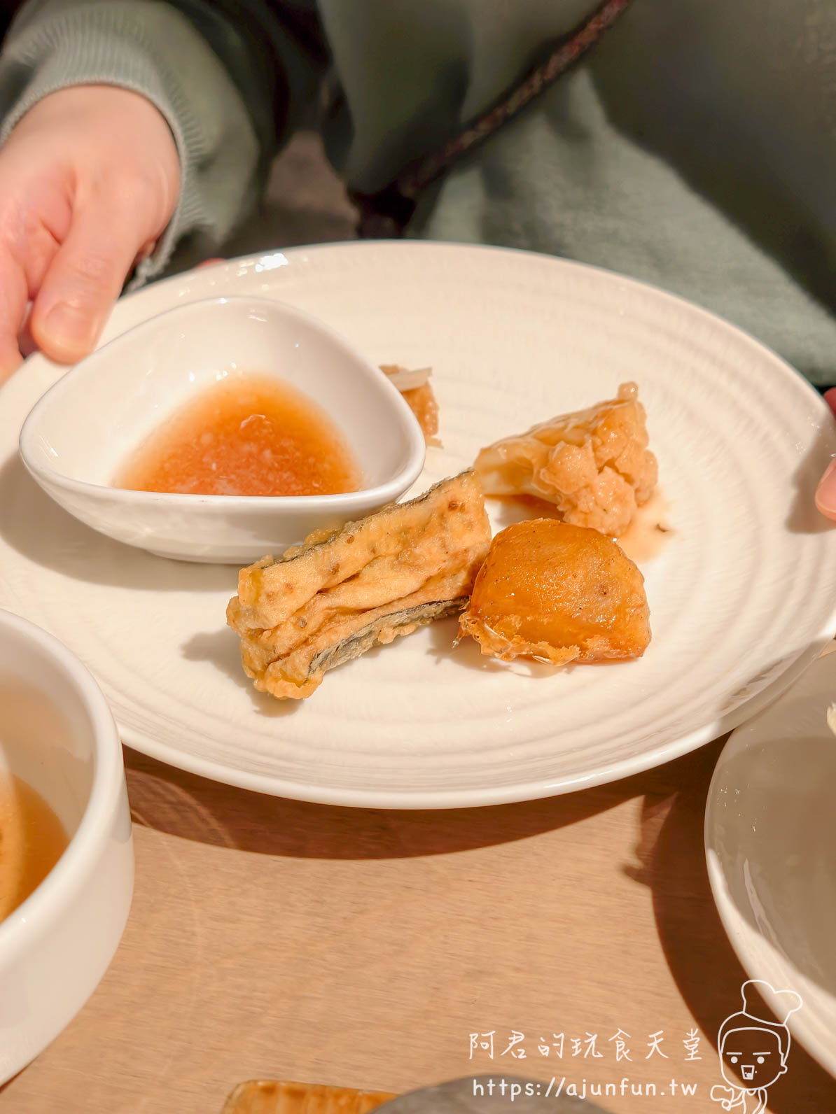 甜點盤合集：戚風蛋糕、巧克力磚、生巧克力、紅豆冰淇淋、抹茶捲、蕨餅