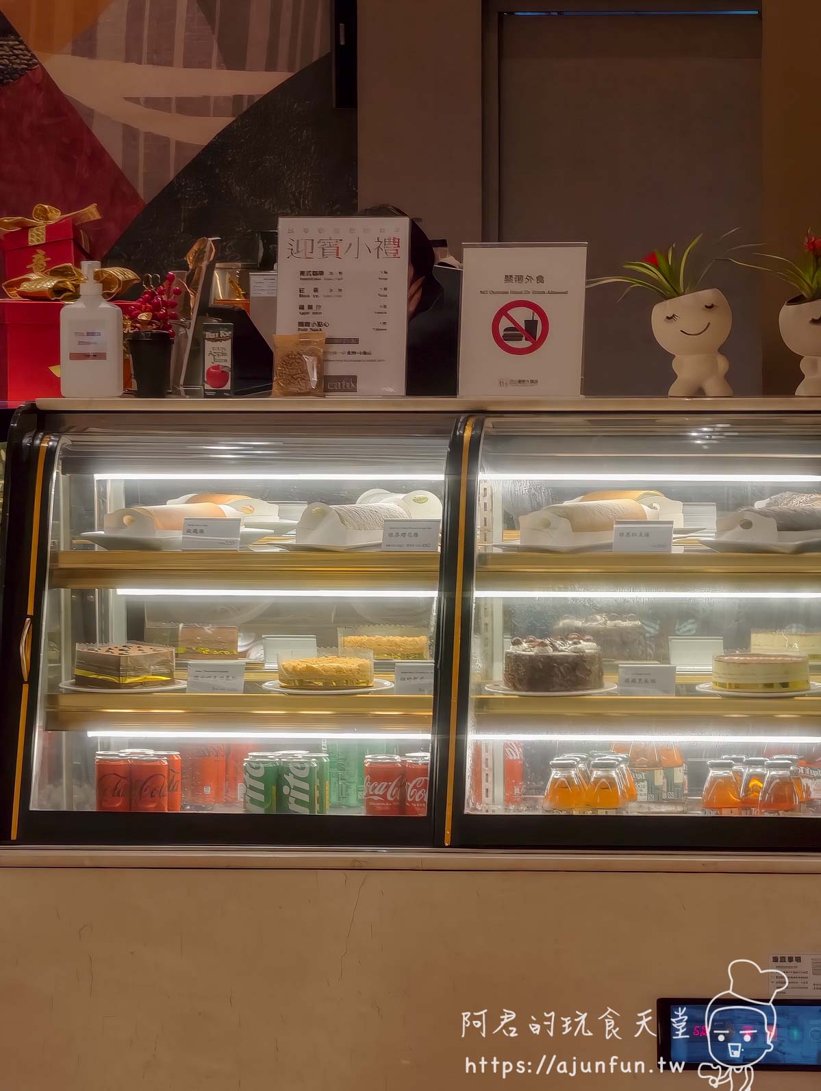 1F café 蛋糕櫃近拍，多款蛋糕選擇