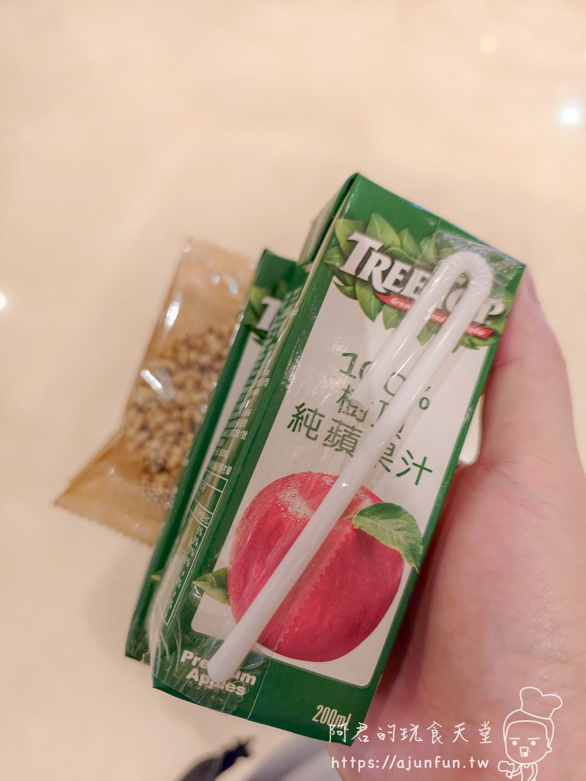 迎賓小禮：TreeTop 100% 純蘋果汁 + 福源花生方塊酥