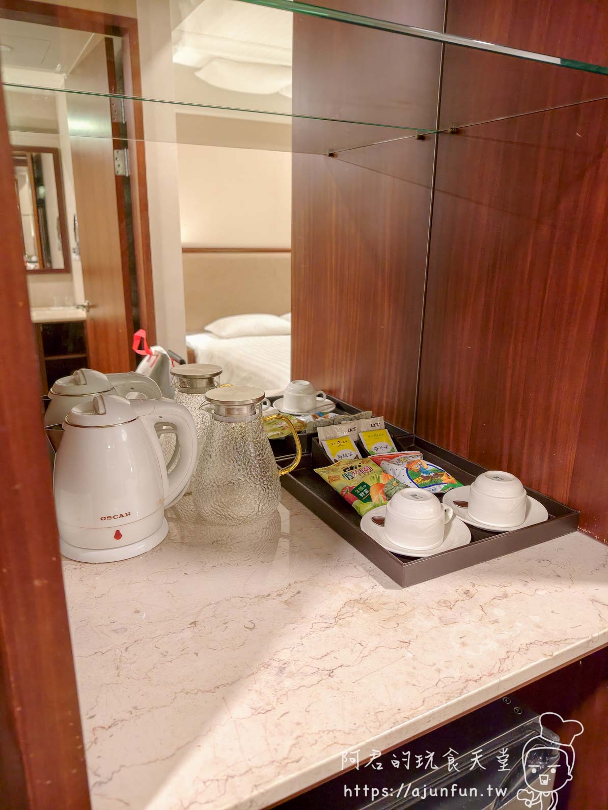 客房茶水區：OSCAR 快煮壺+冷水壺+茶杯+三款茶包+拋棄式杯墊
