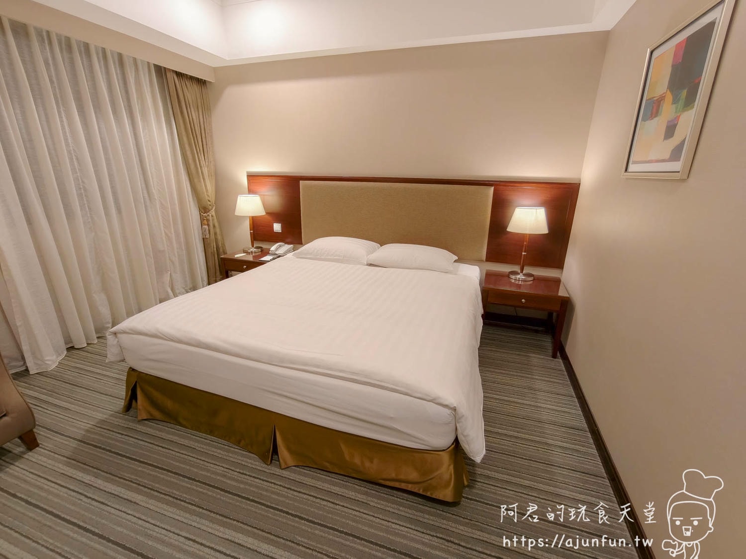 汐止福泰大飯店雙人房主視覺：兩張加大單人床拼成超大床、深色木質床頭板