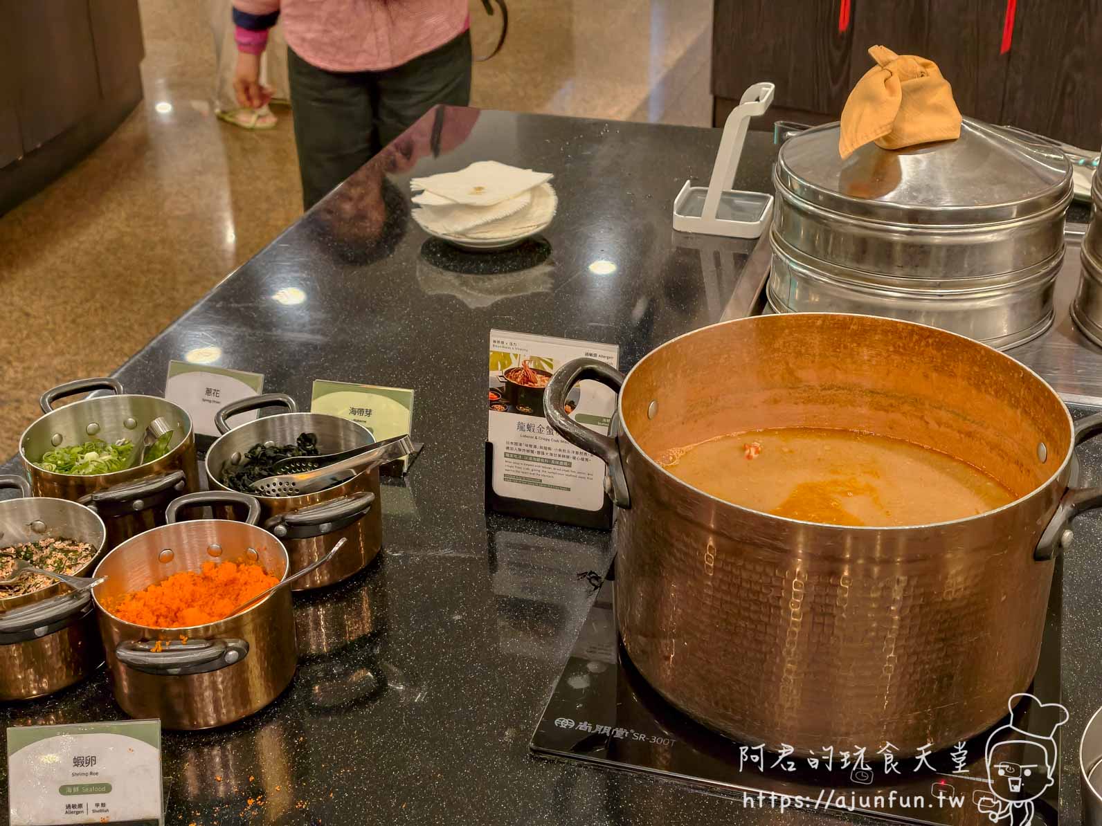 龍蝦金蟹味噌湯大鍋現場熬煮，新鮮龍蝦頭+蟹殼