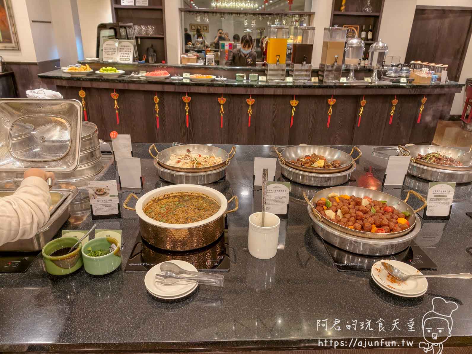 熱菜區一字排開：鴨胗三杯肉、滷味、咖哩肉丸
