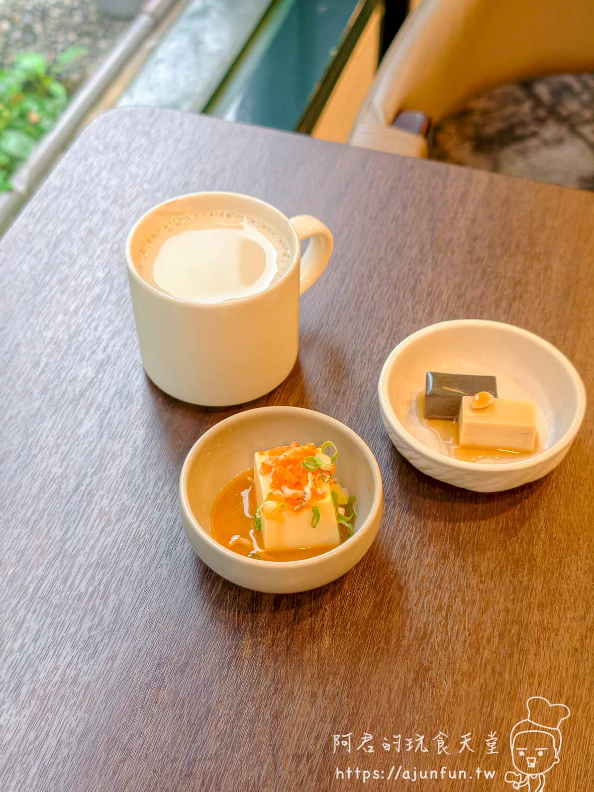 龍蝦金蟹味噌湯盛碗：湯色橘紅，撒上青蔥