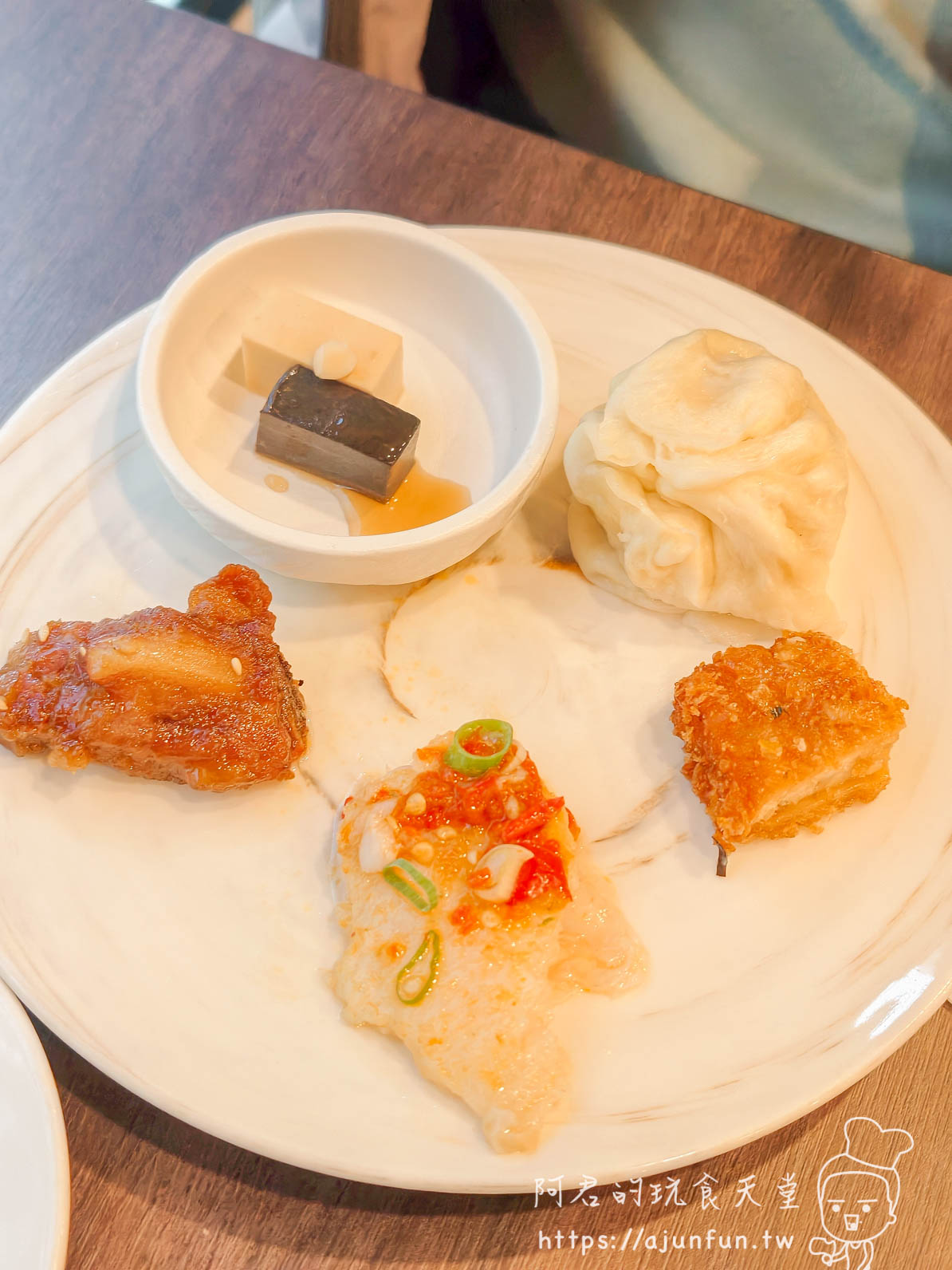 靠窗大桌+落地窗外綠意，舒服用早餐