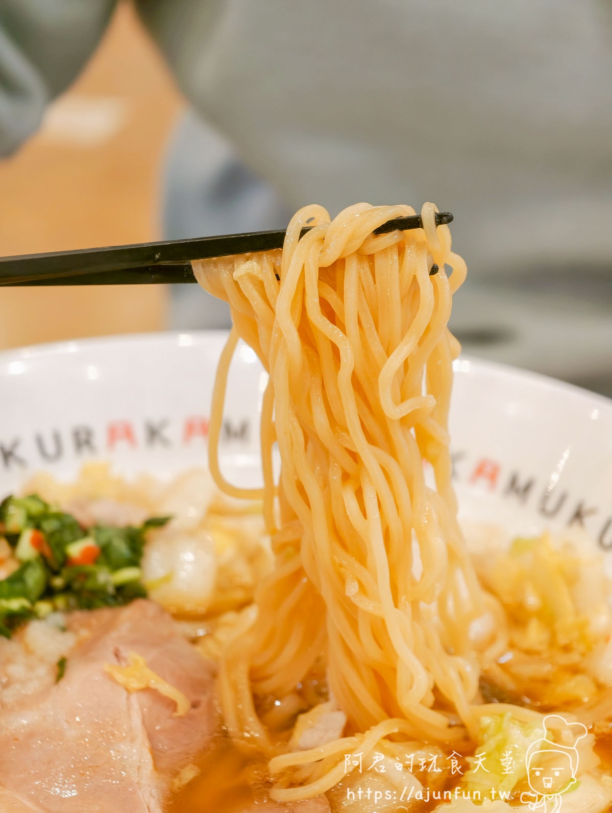 酒酒井 Outlet 美食｜神座拉麵 KAMUKURA｜250 元台幣吃到關西第一拉麵（2026 菜單）